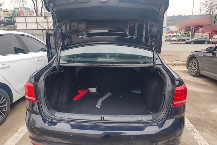 Used Volkswagen Lavida 2015 1.6L Automatic Comfort Edition
