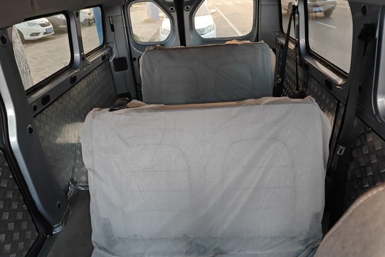 Used Wuling Yangguang 2024 300KM Comfort Version Passenger Van 75kW
