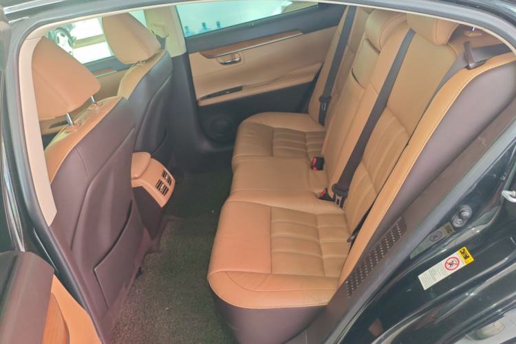 Used Lexus ES 2015 300h Luxury Edition
