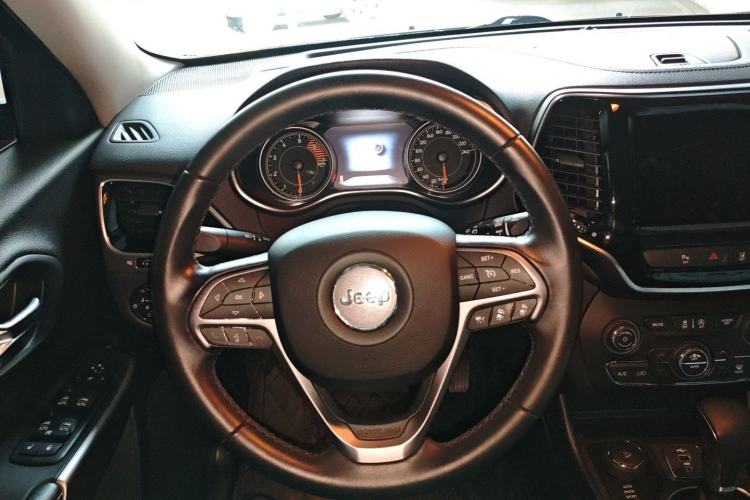 Used Jeep Cherokee 2019 2.0T Four-Wheel Drive Explorer Edition China VI Emission Standard
