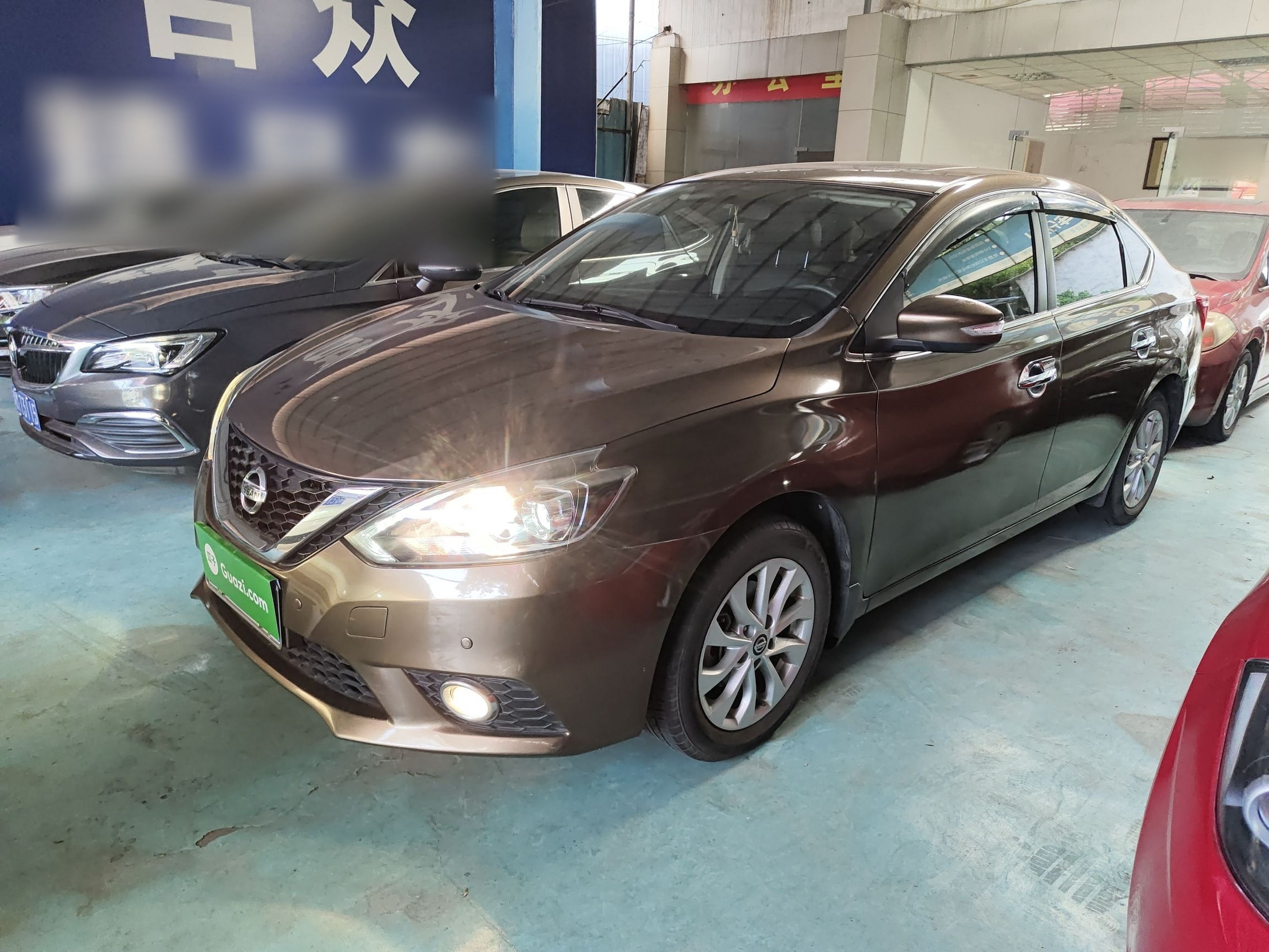 تحت مقدمة السيارة