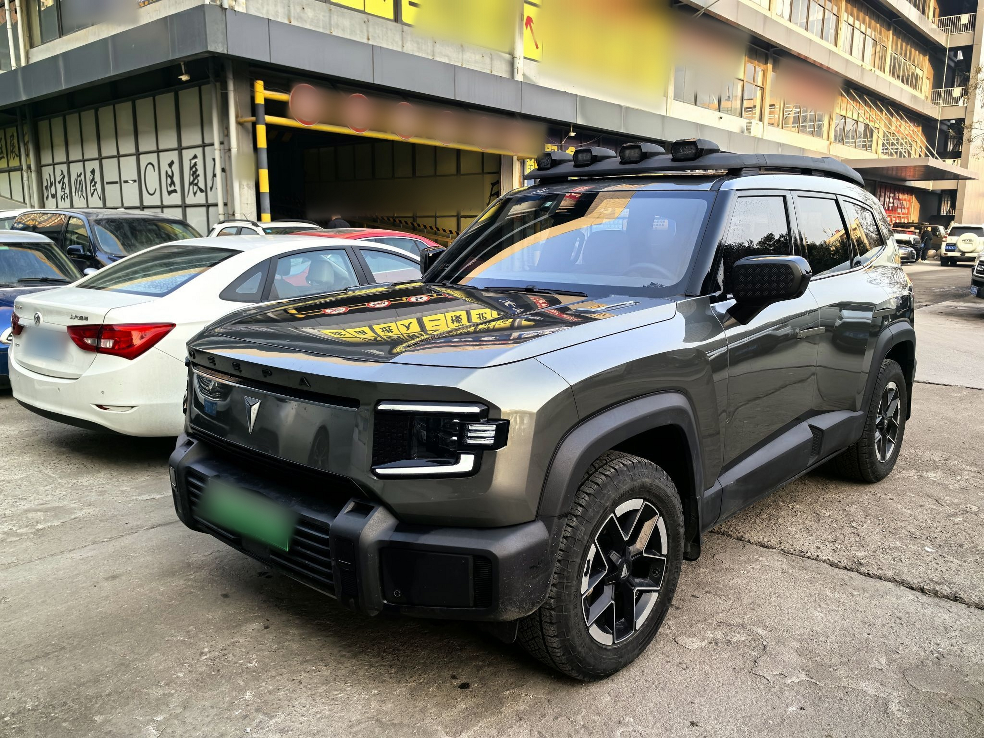 Под передней частью автомобиля