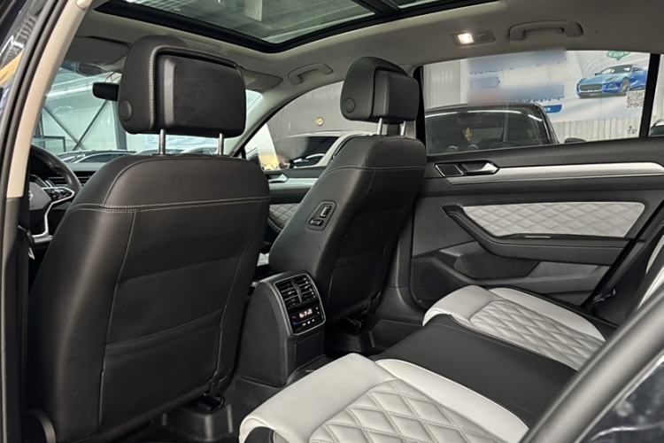 Used Volkswagen Magotan 2023 2 Million Units Limited Edition 330TSI DSG Leading Version
