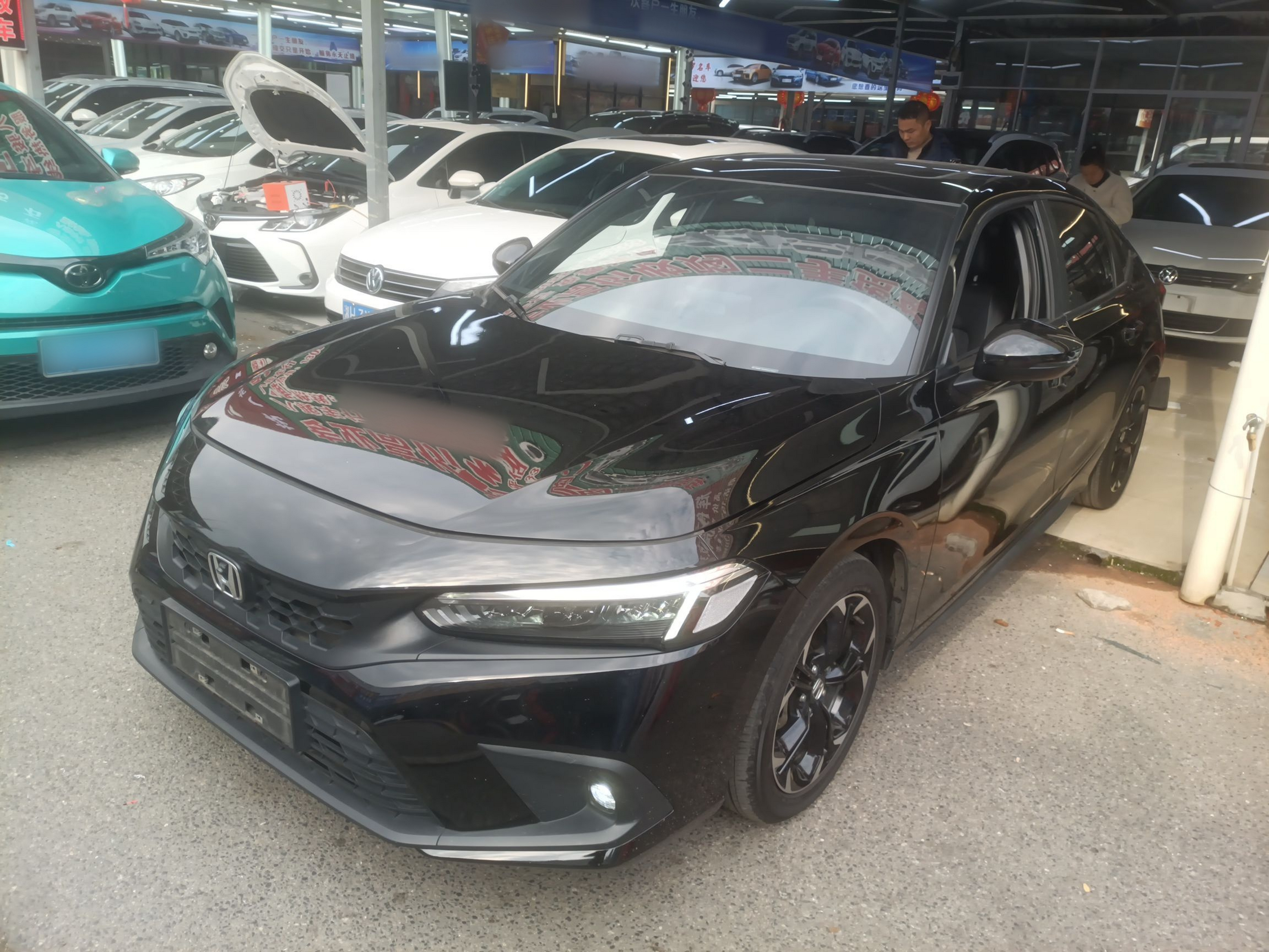 تحت مقدمة السيارة