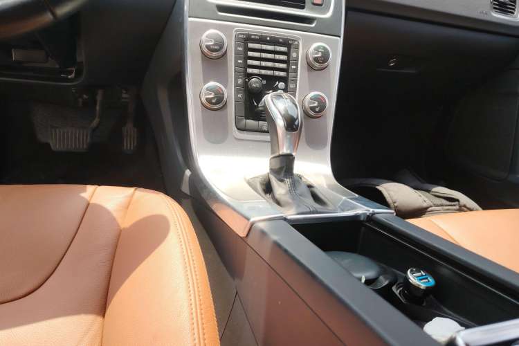 Used Volvo S60 2014 S60L 2.0T Zhiyuan Edition
