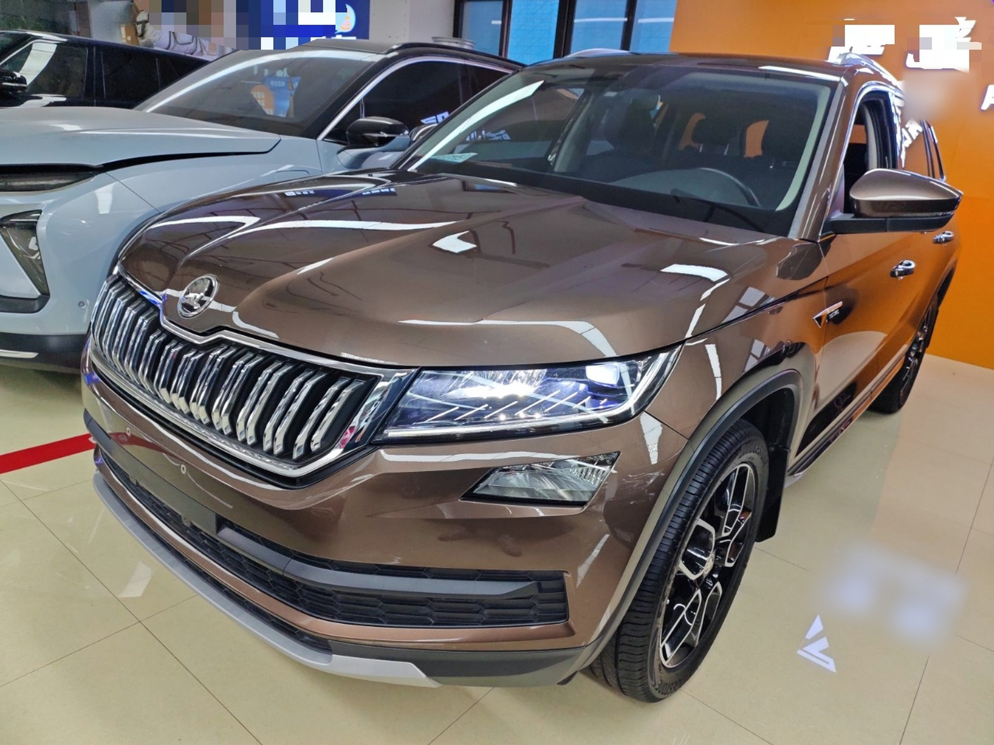 Под передней частью автомобиля