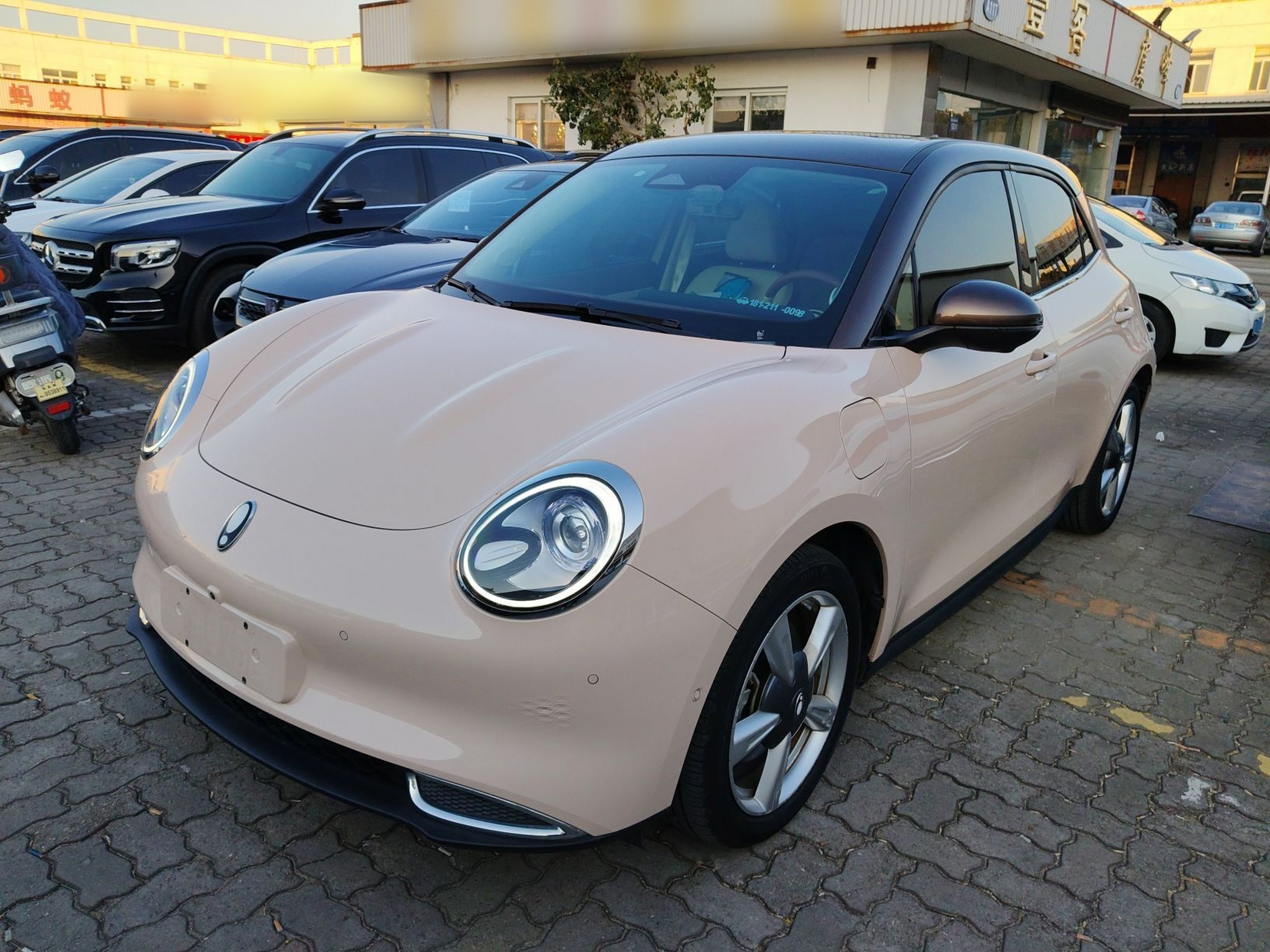 Под передней частью автомобиля