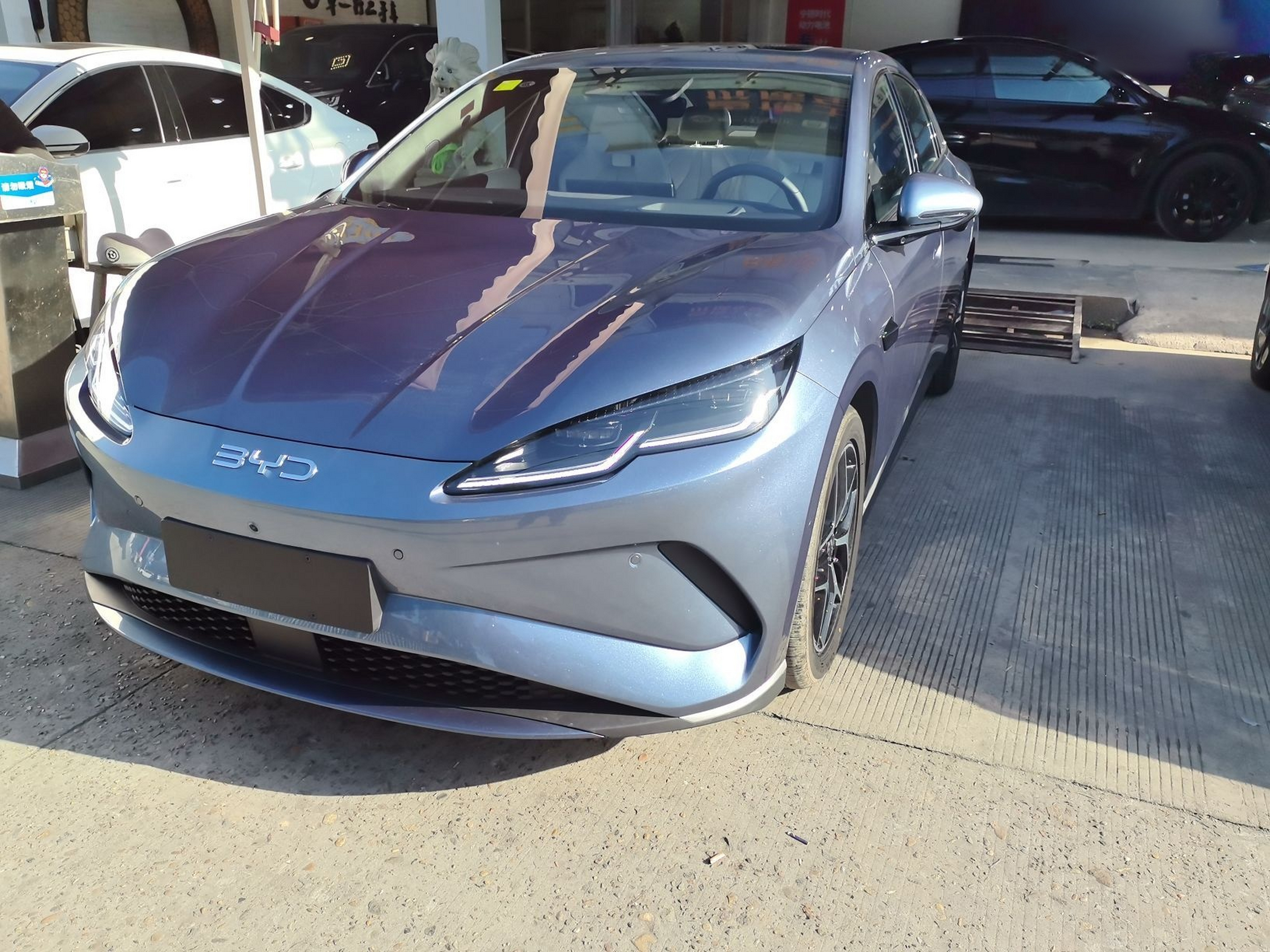 تحت مقدمة السيارة