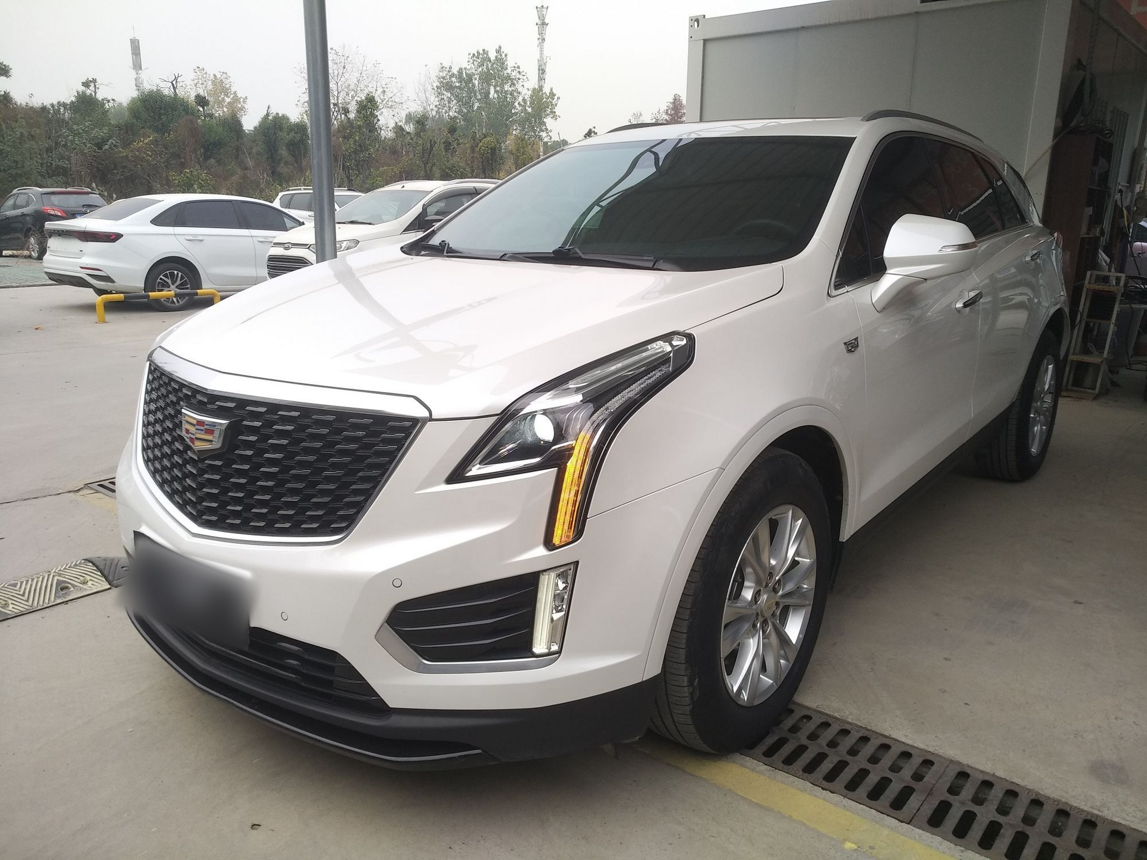 Под передней частью автомобиля