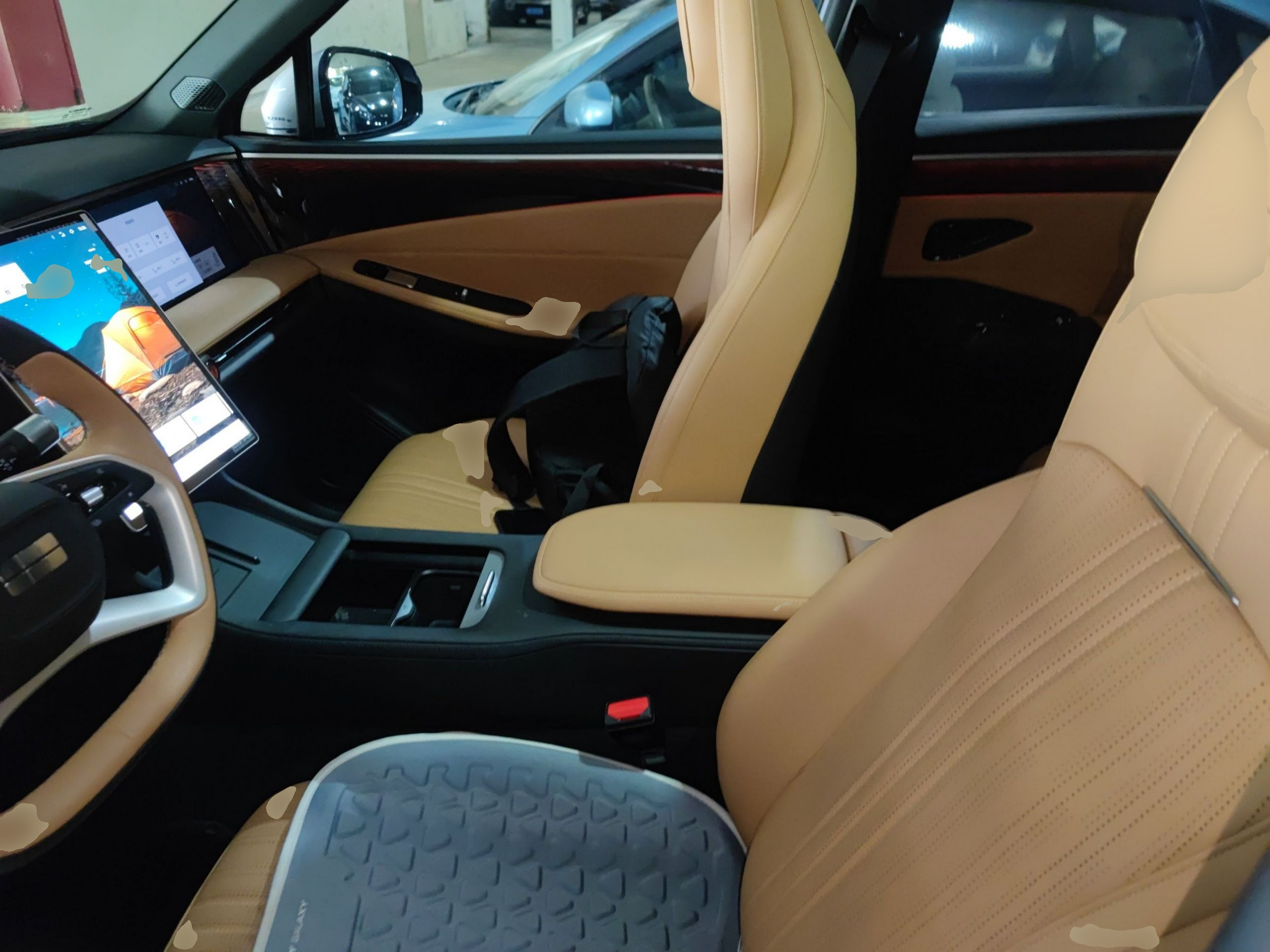 المقاعد الأمامية داخل السيارة