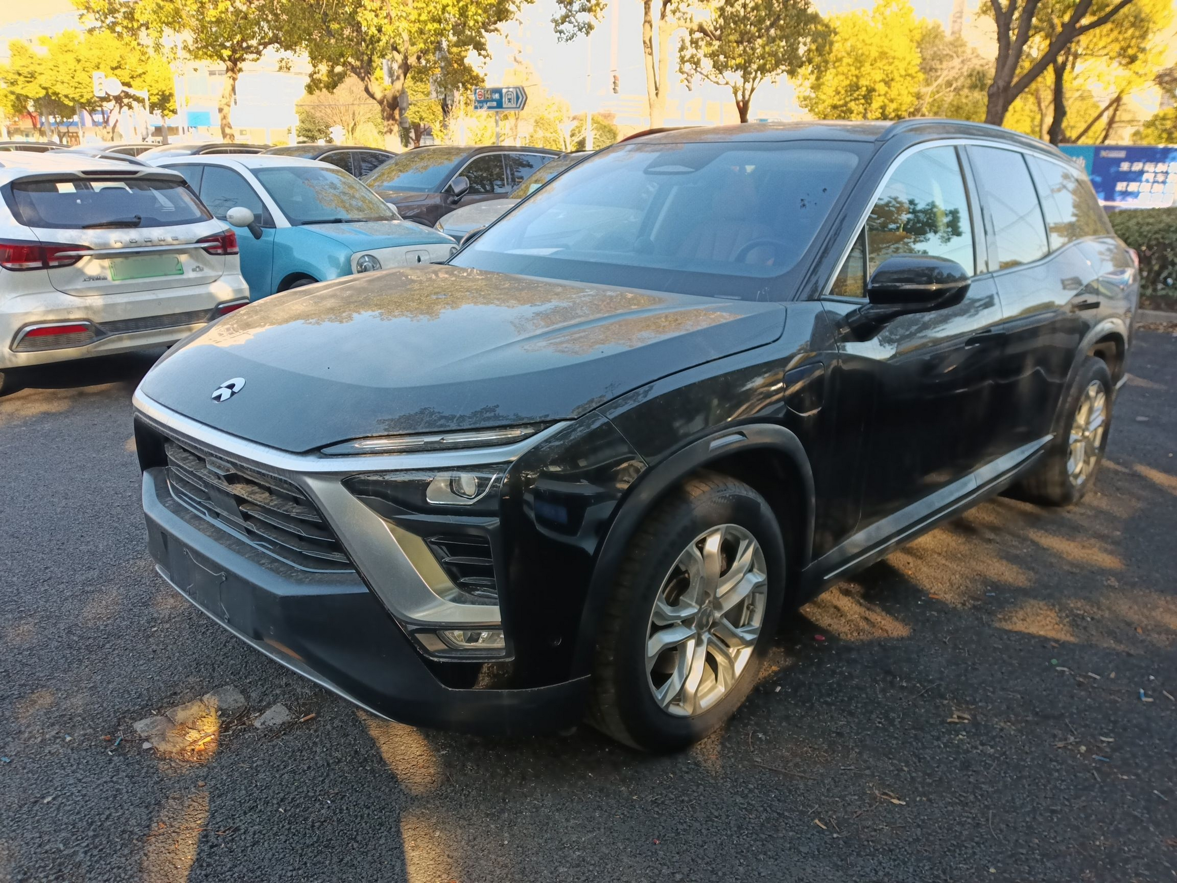 Под передней частью автомобиля