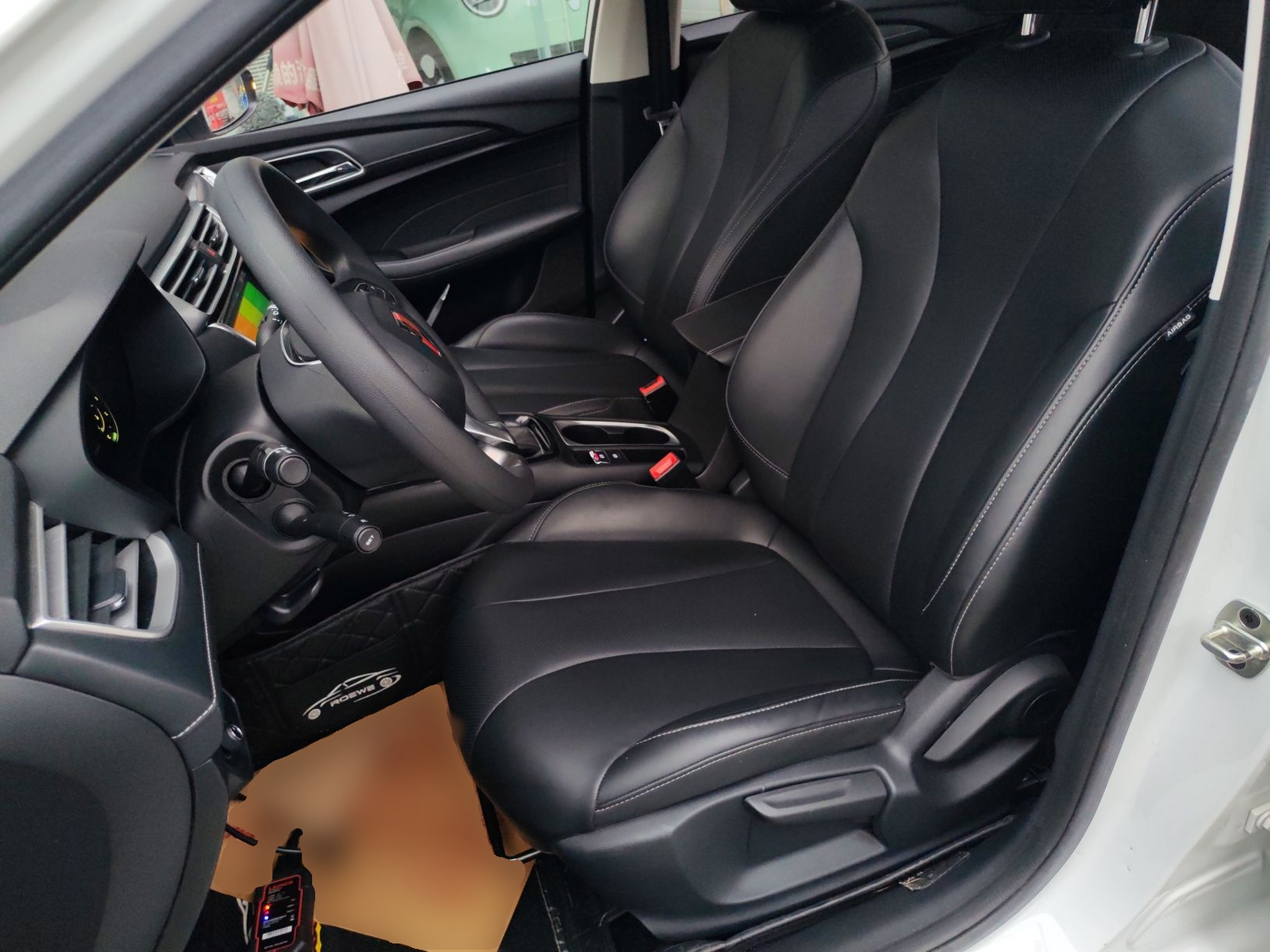 Переднее сиденье в автомобиле