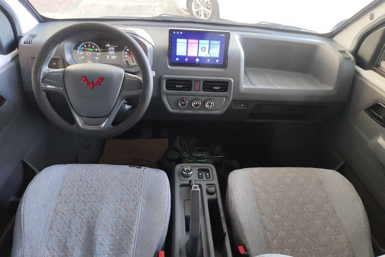 Used Wuling Yangguang 2024 300KM Comfort Version Passenger Van 75kW

