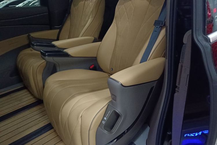 Used Denza D9 2024 DM-i 1050 Luxury Model
