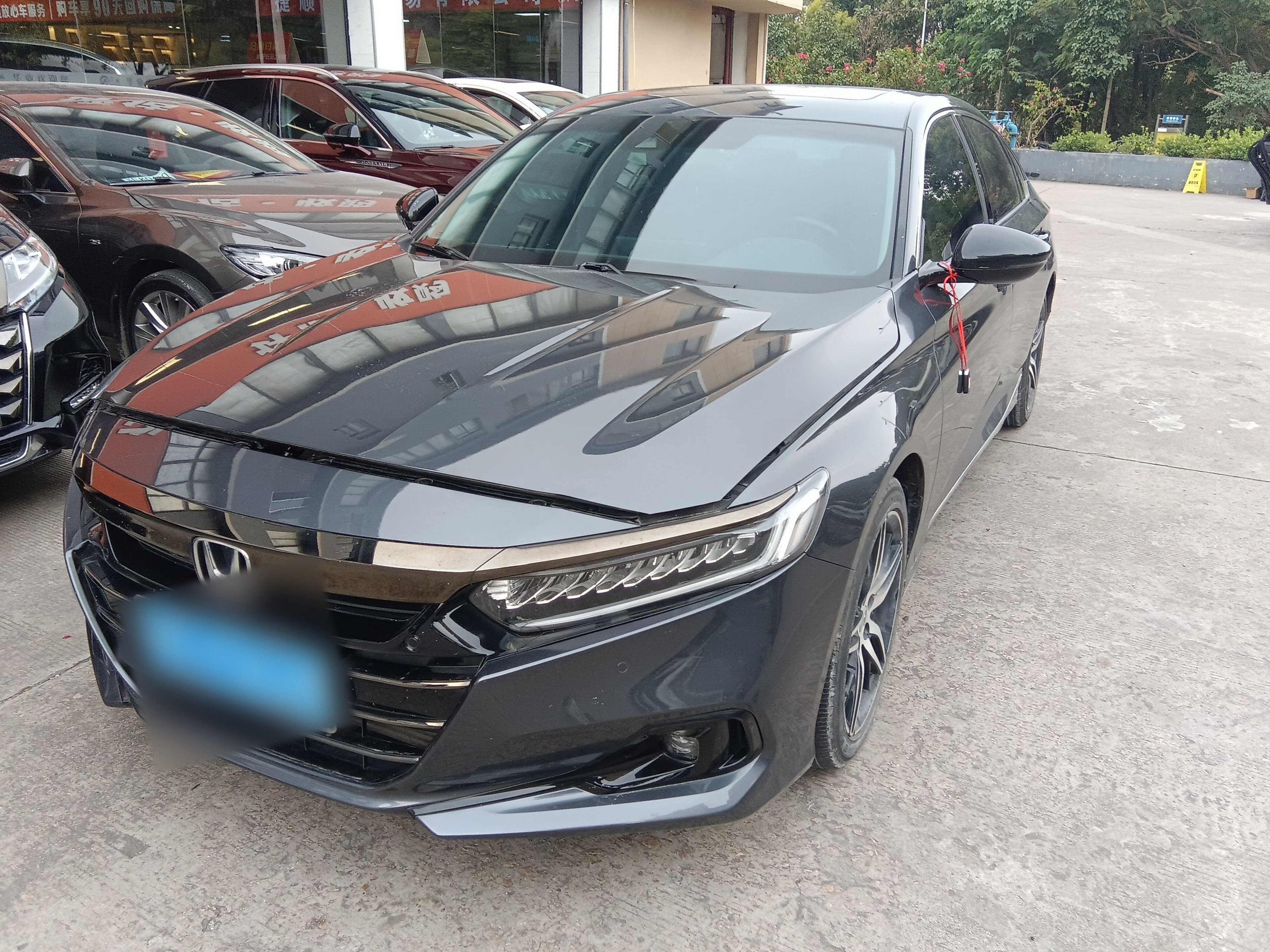 Под передней частью автомобиля