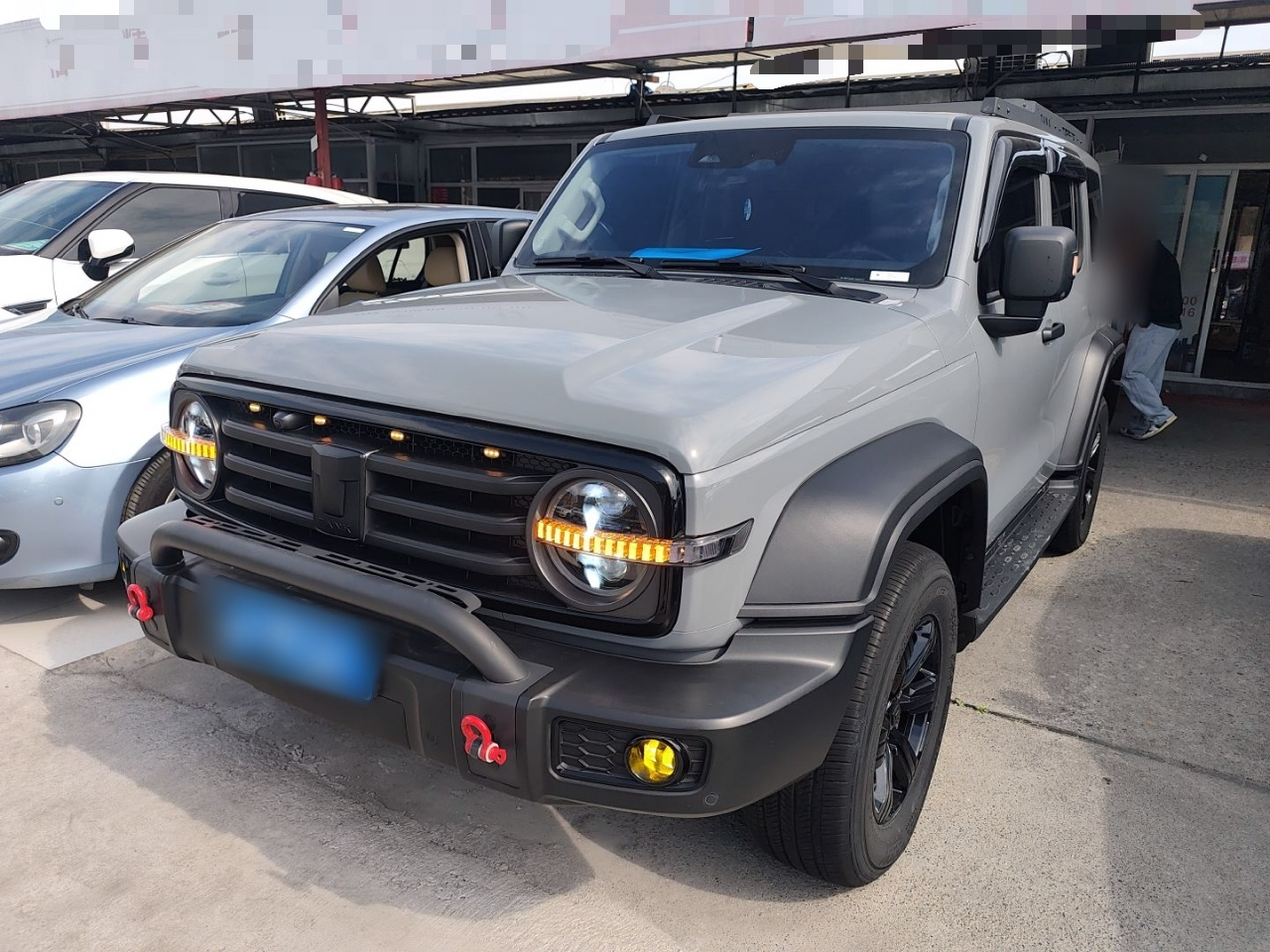 Под передней частью автомобиля