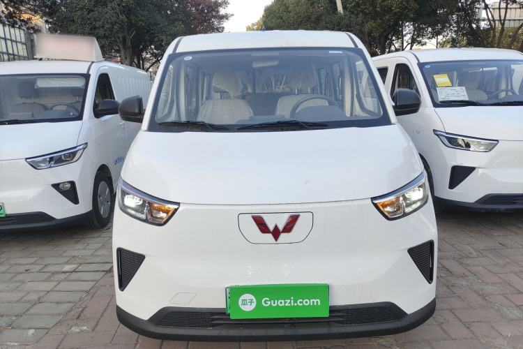Used Wuling Yangguang 2024 300KM Comfort Version Passenger Van 75kW
