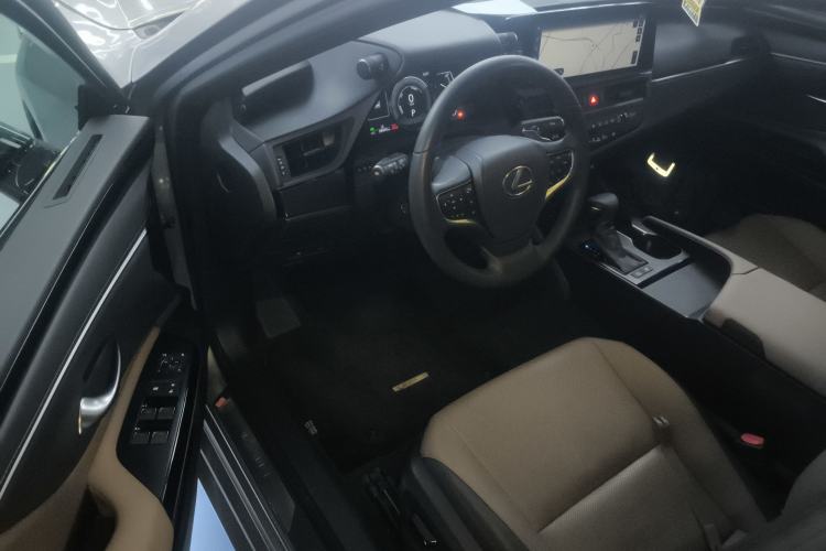 Used Lexus ES 2022 300h Deluxe Edition
