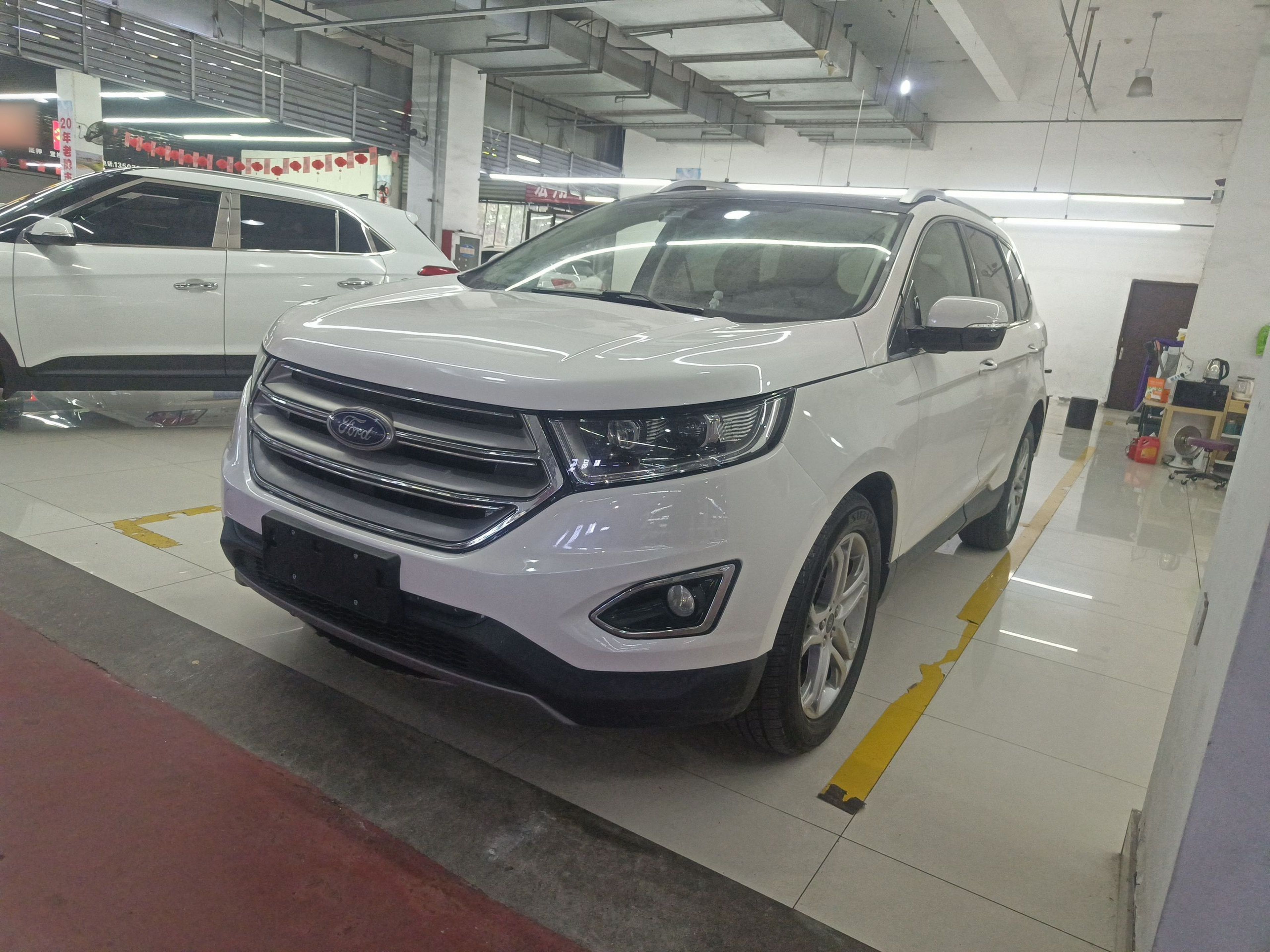 تحت مقدمة السيارة