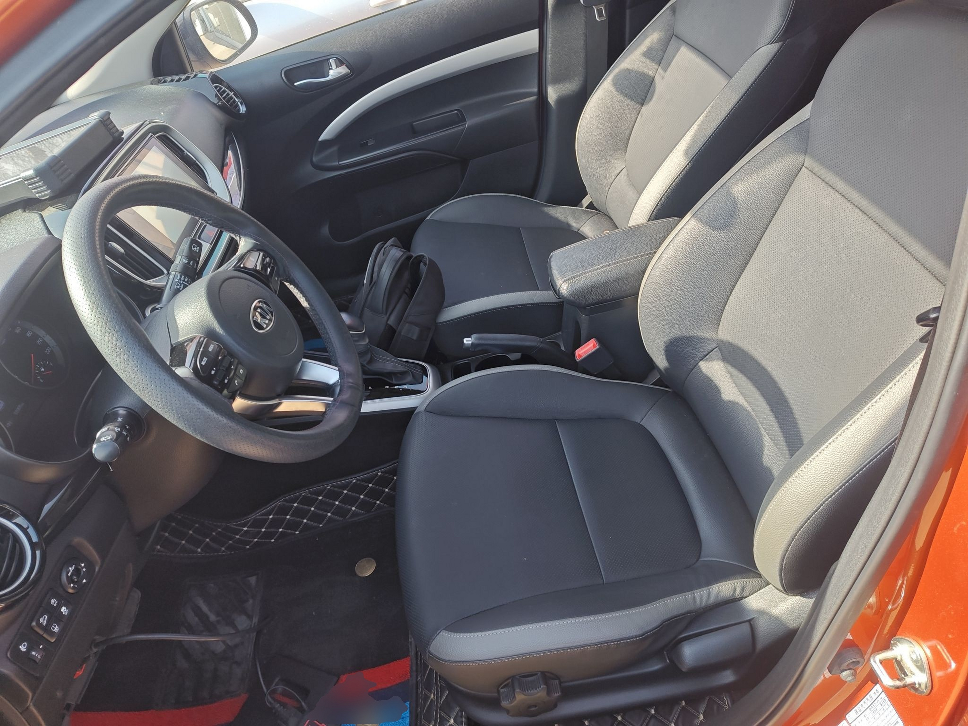 المقاعد الأمامية داخل السيارة