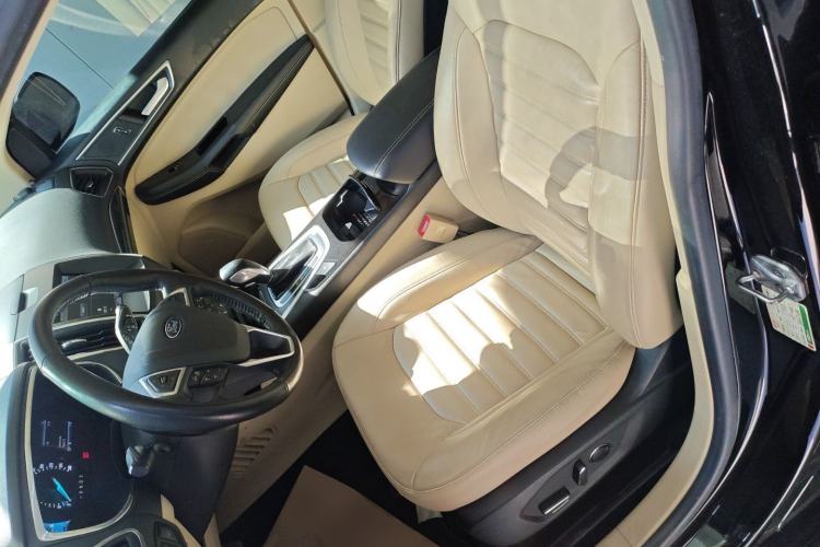 Used Ford Edge 2015 2.0T GTDi Two-Wheel-Drive High-Line Version
