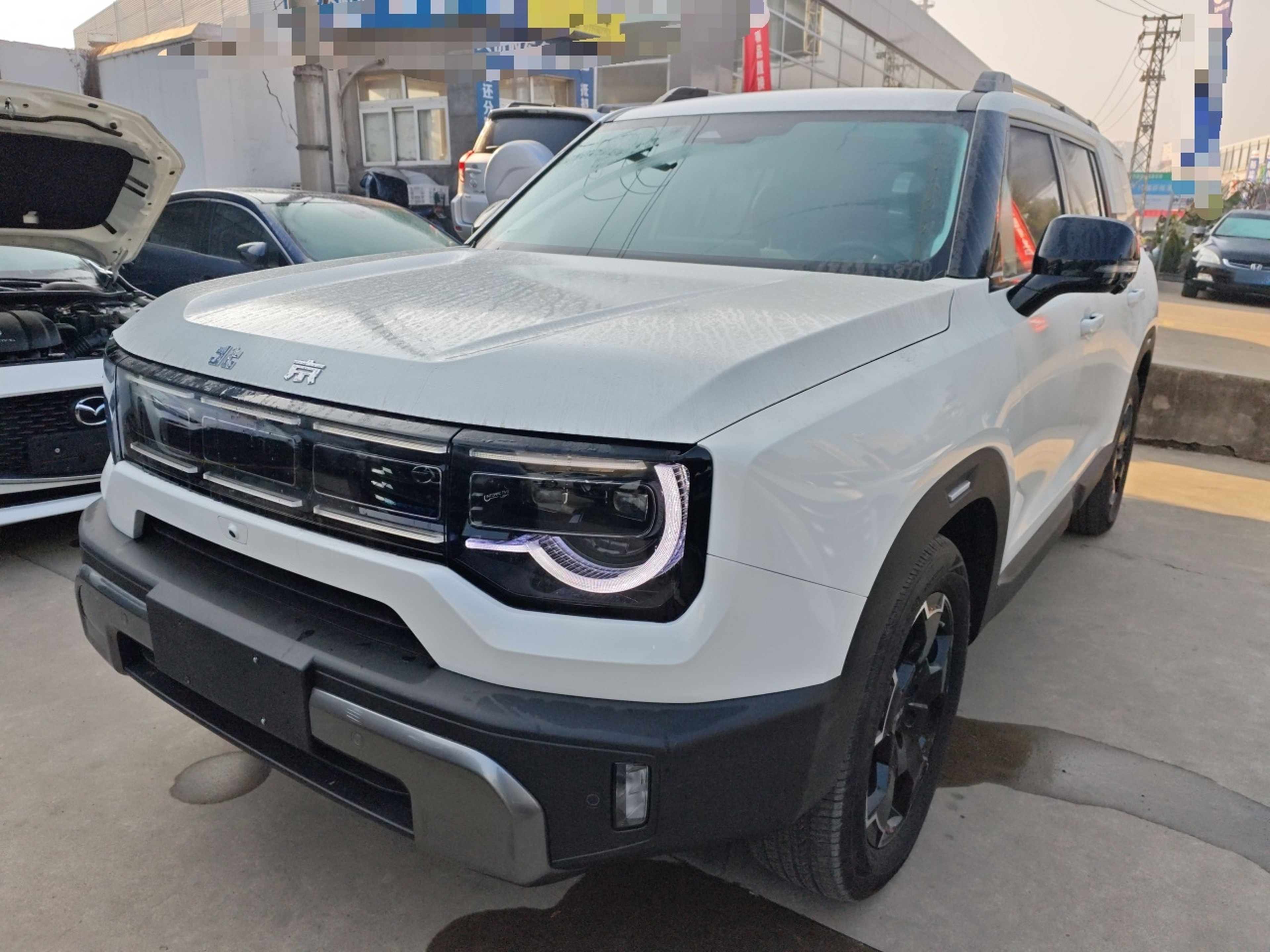 تحت مقدمة السيارة