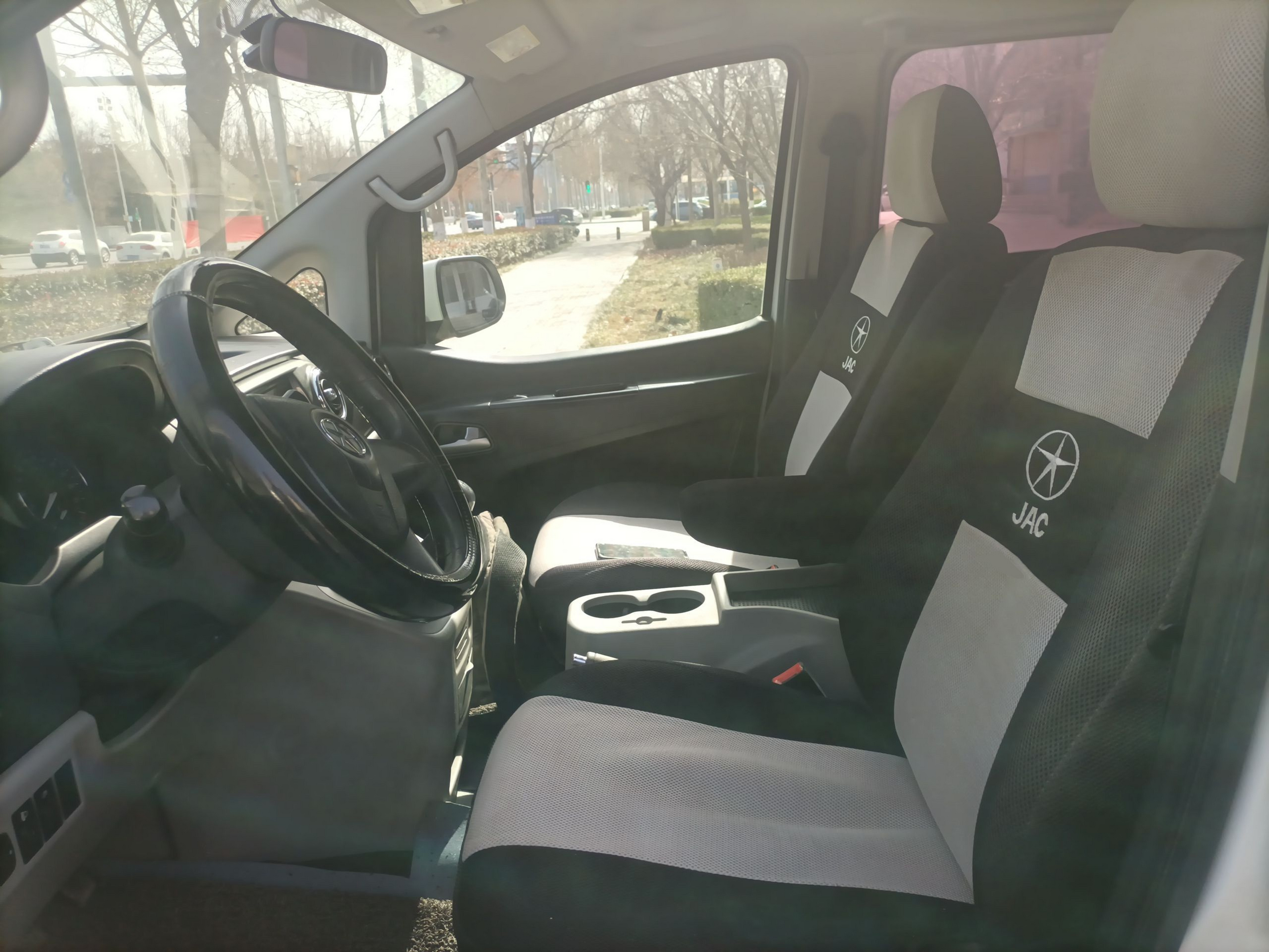 المقاعد الأمامية داخل السيارة