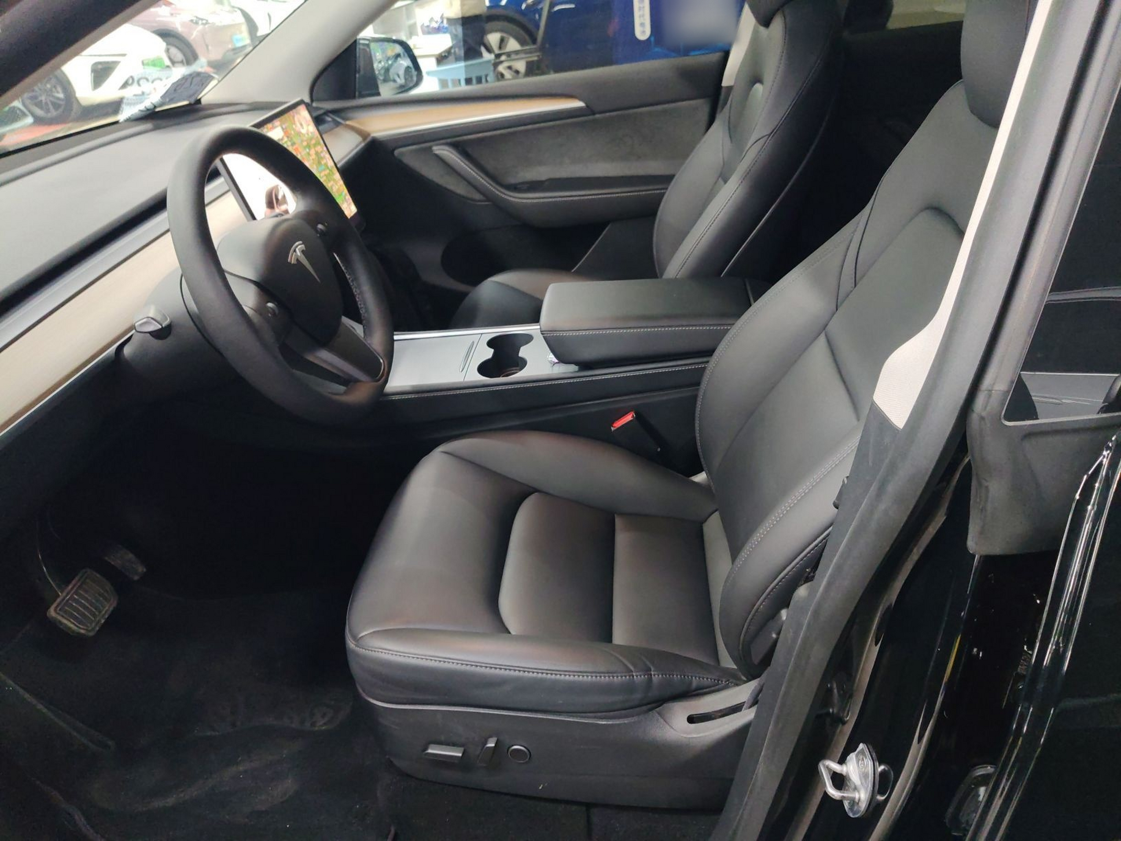 Переднее сиденье в автомобиле