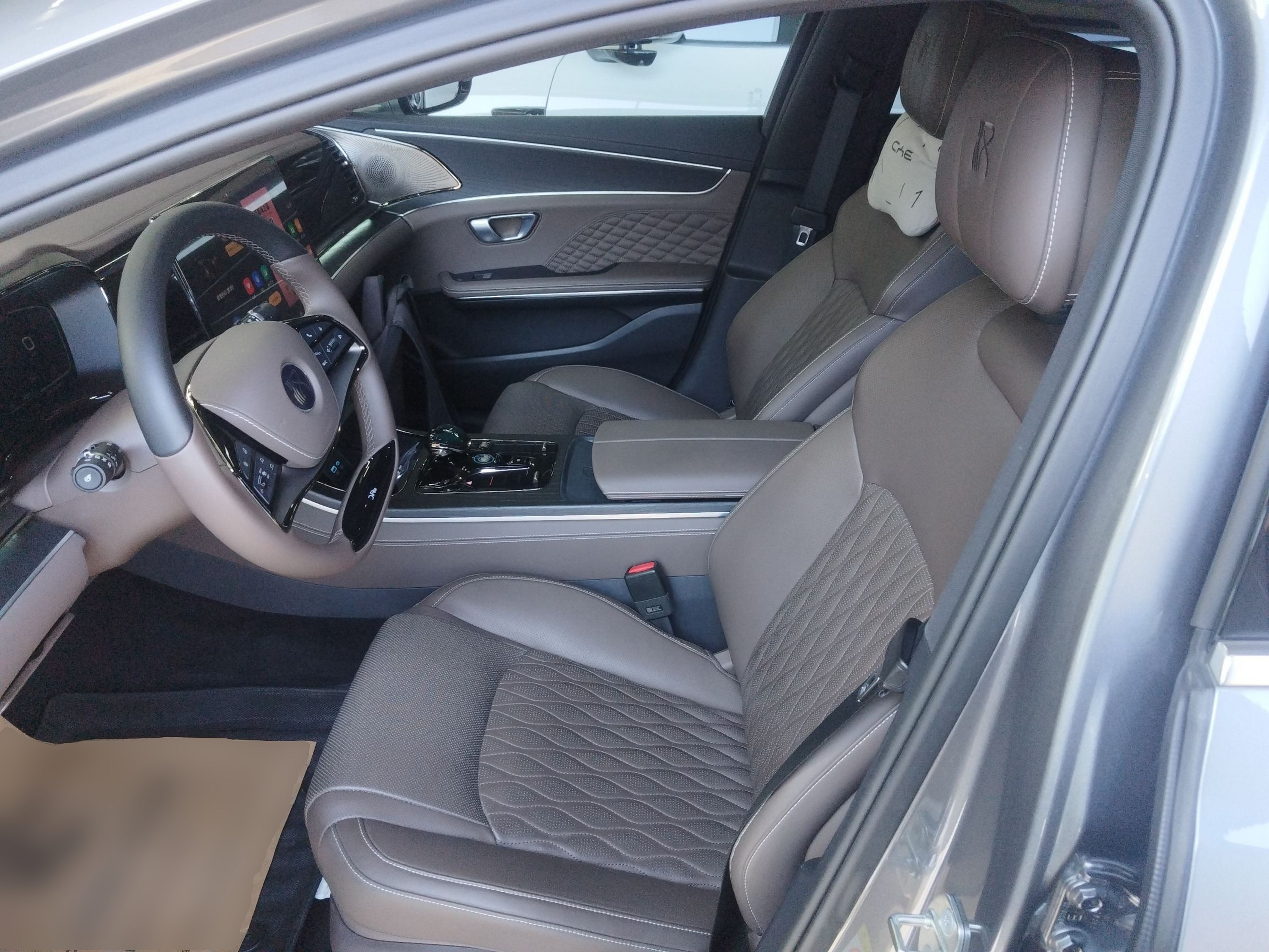 Переднее сиденье в автомобиле