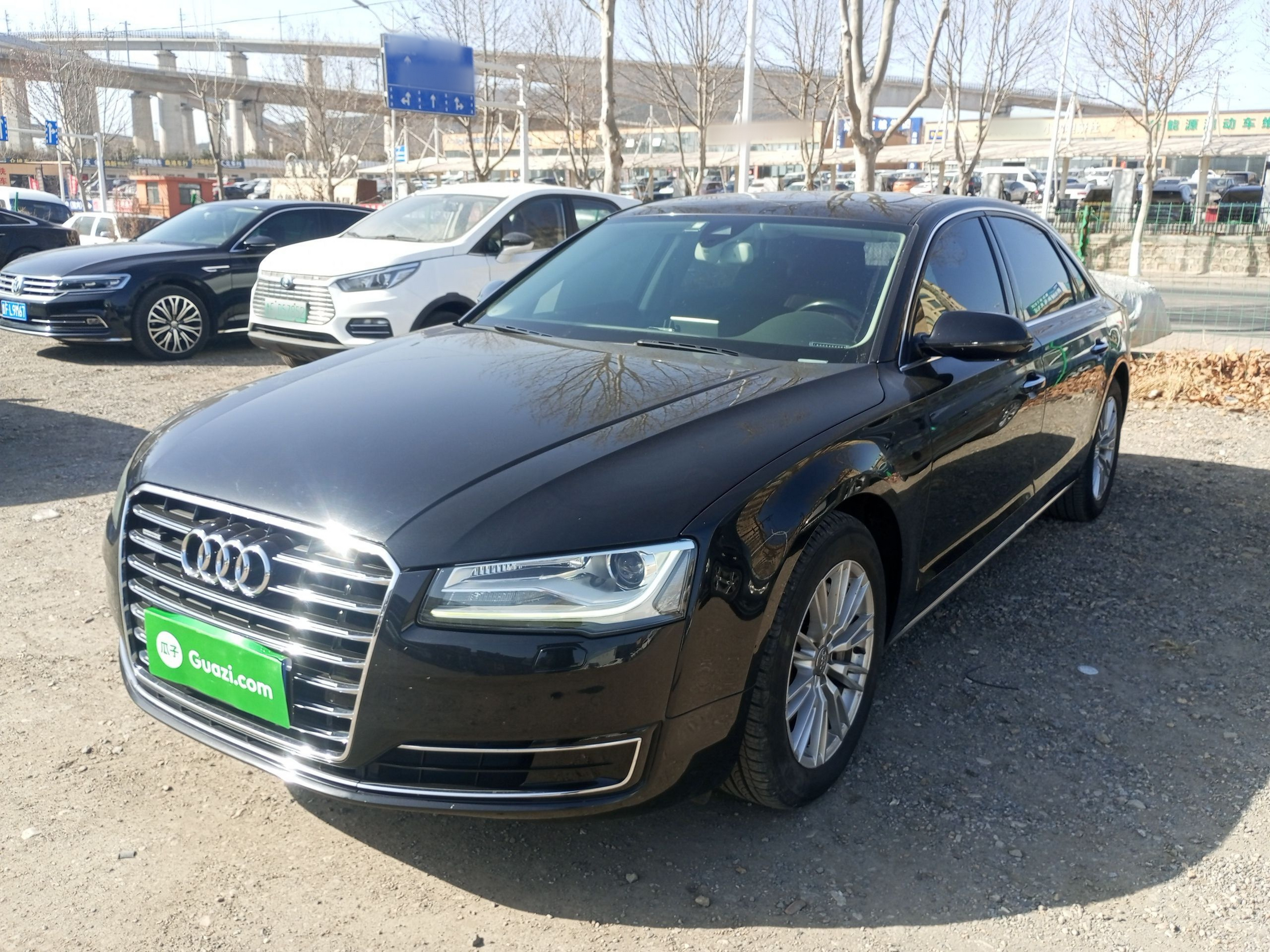 Под передней частью автомобиля