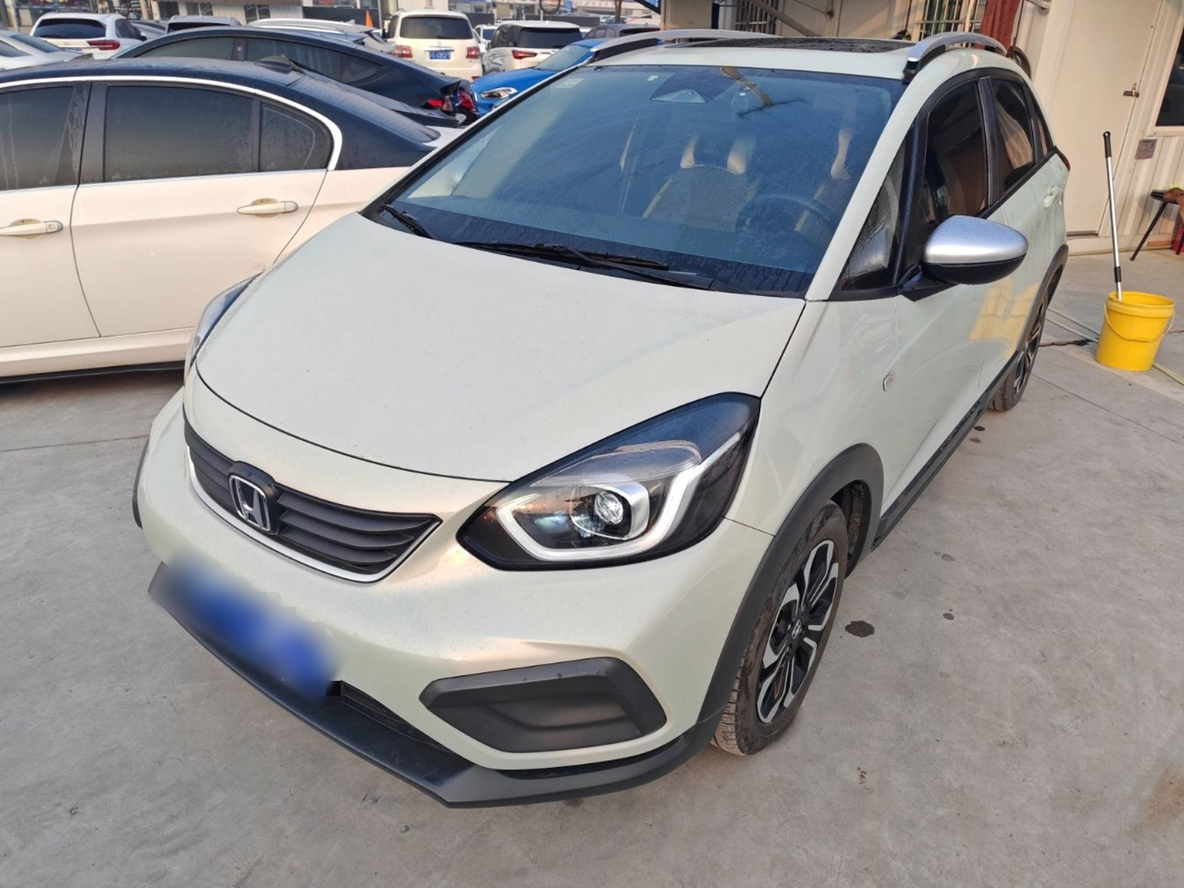 تحت مقدمة السيارة