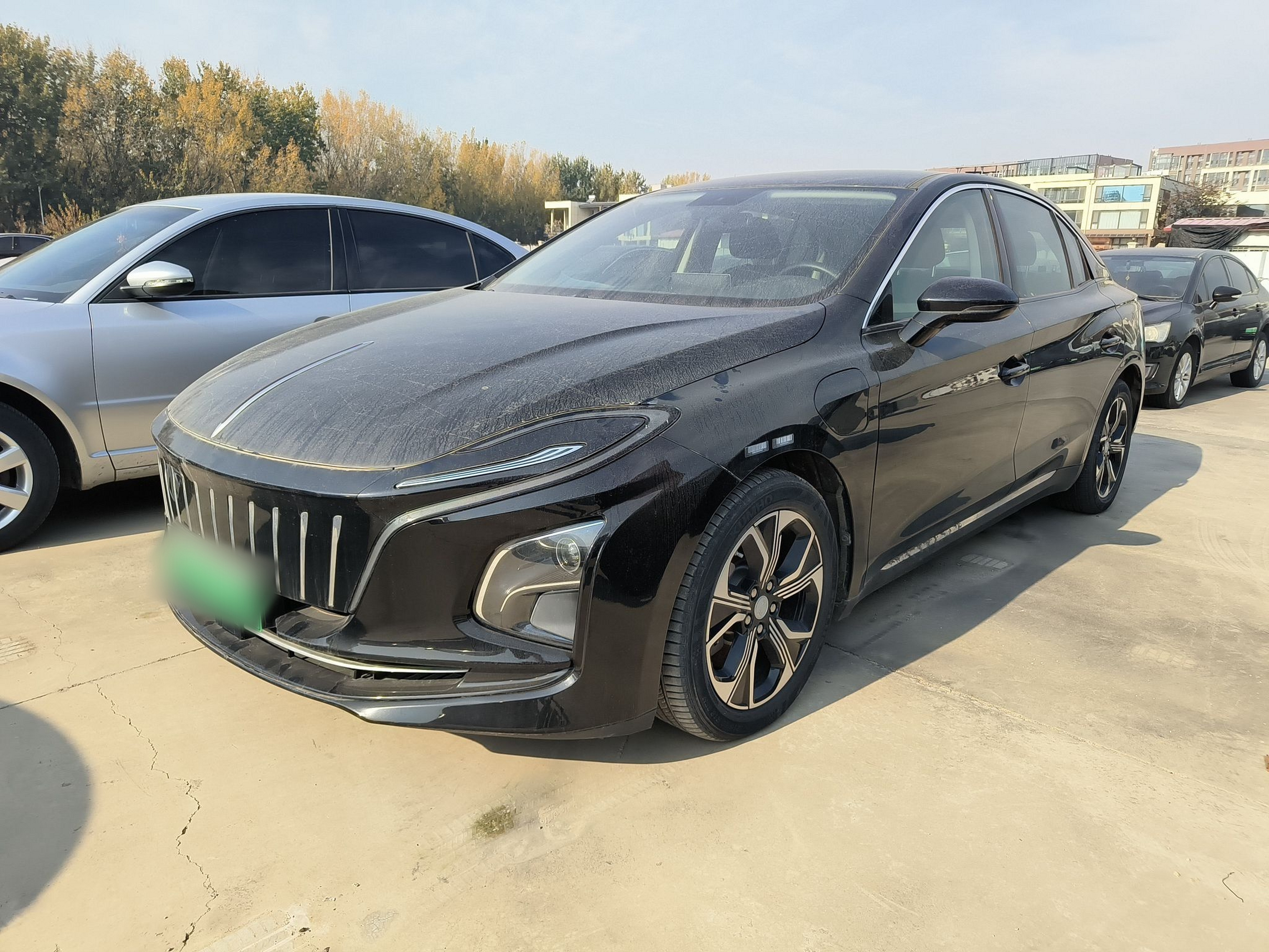 Под передней частью автомобиля