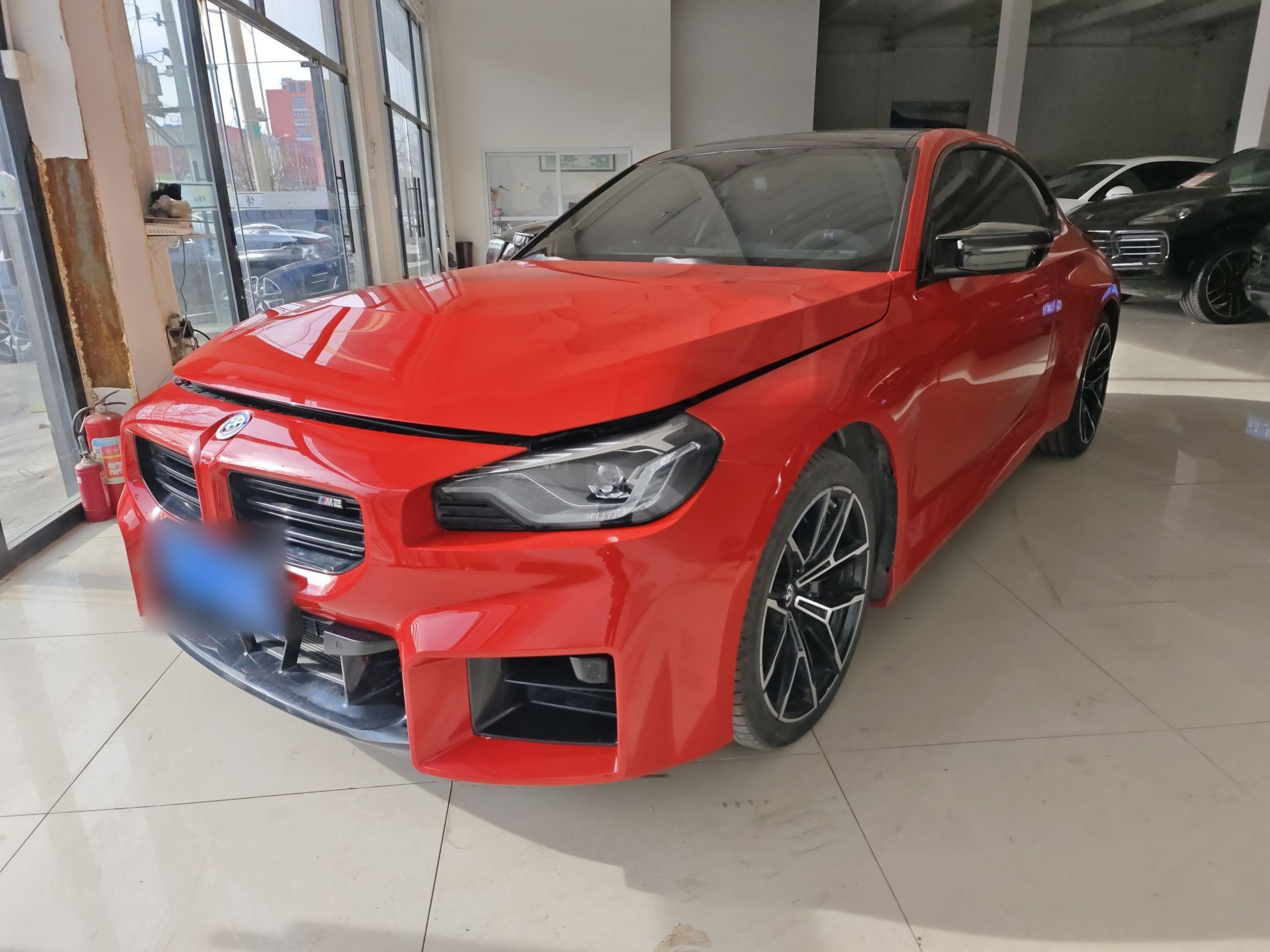 Под передней частью автомобиля