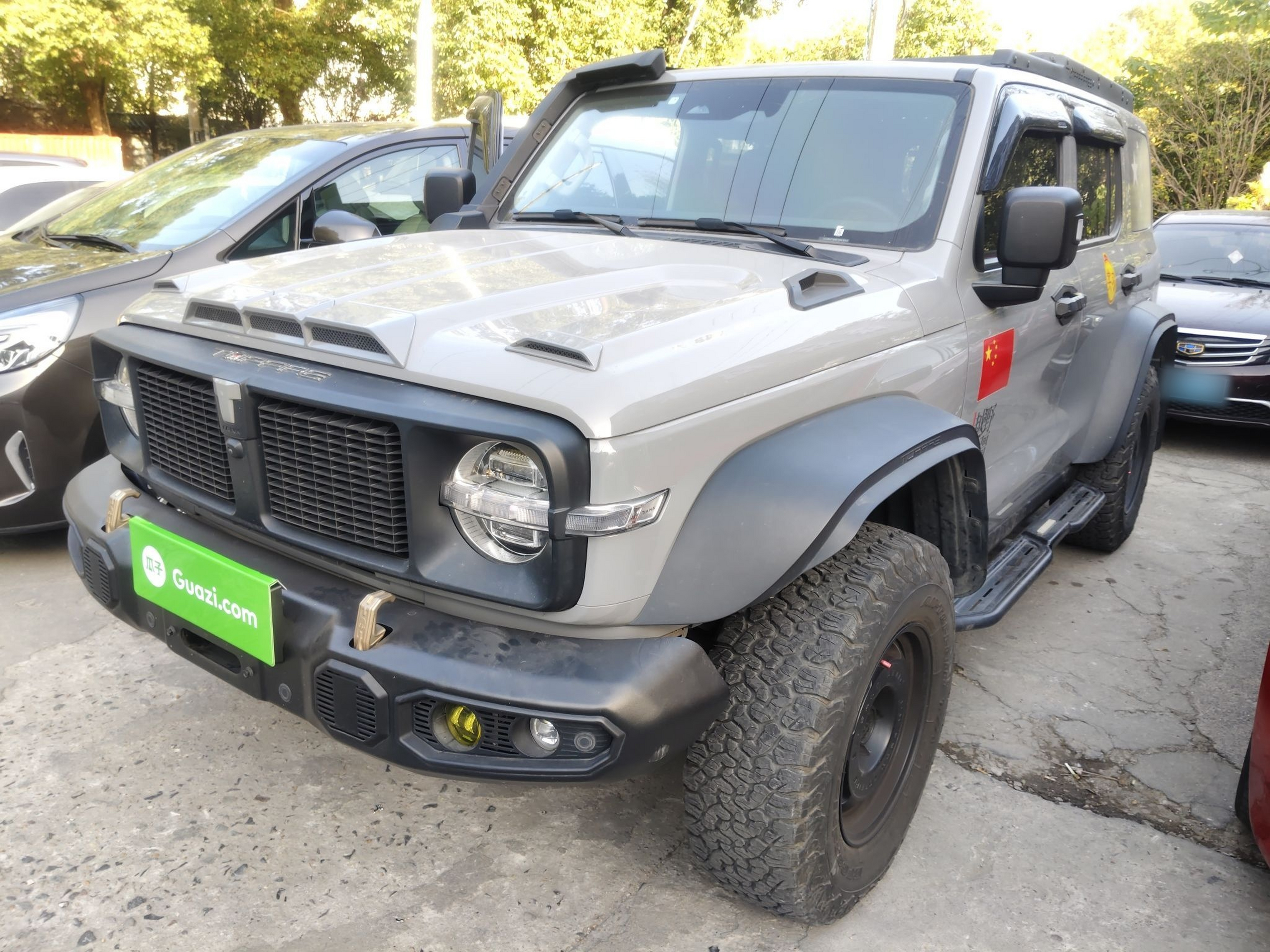 Под передней частью автомобиля