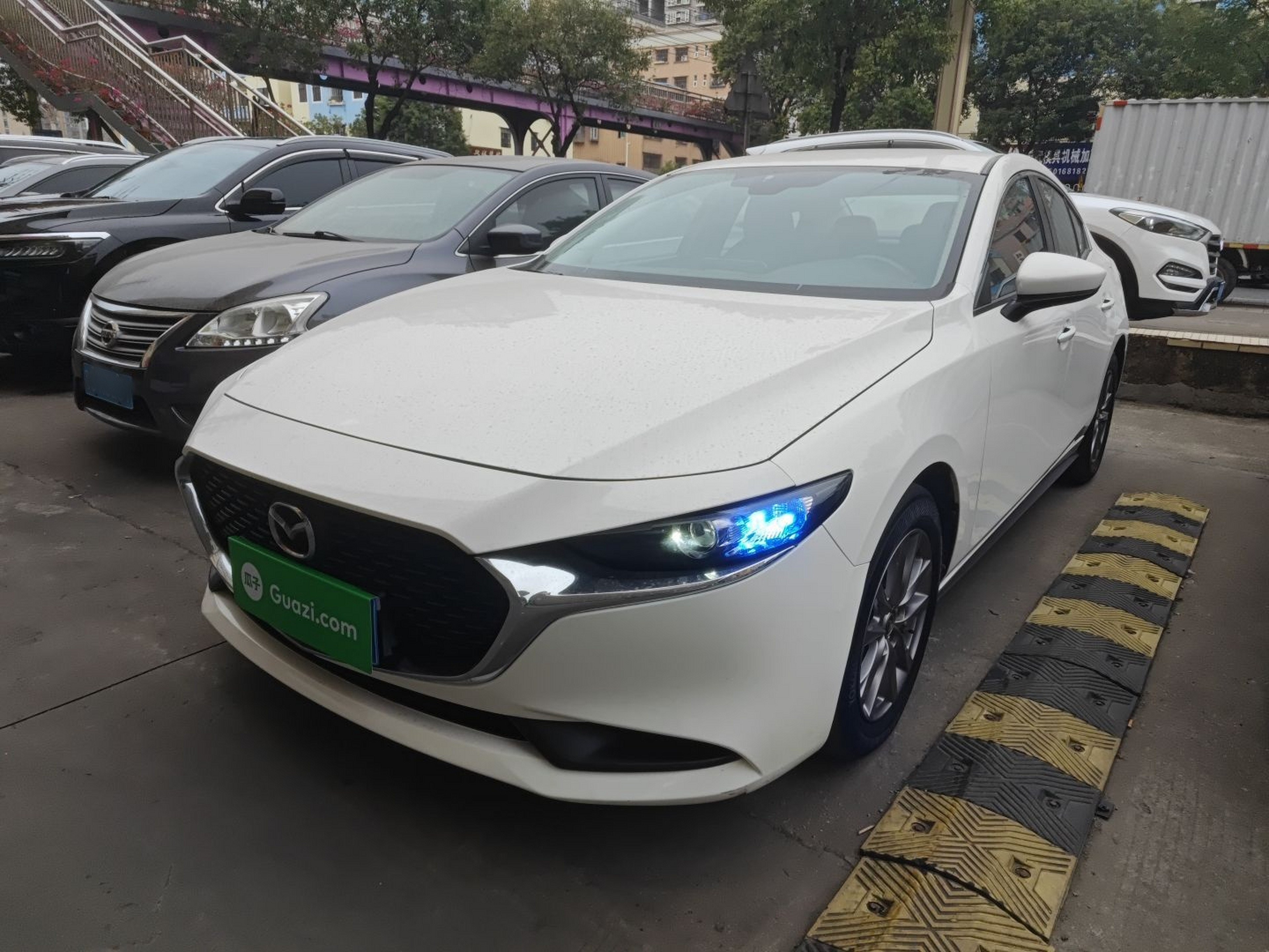 تحت مقدمة السيارة