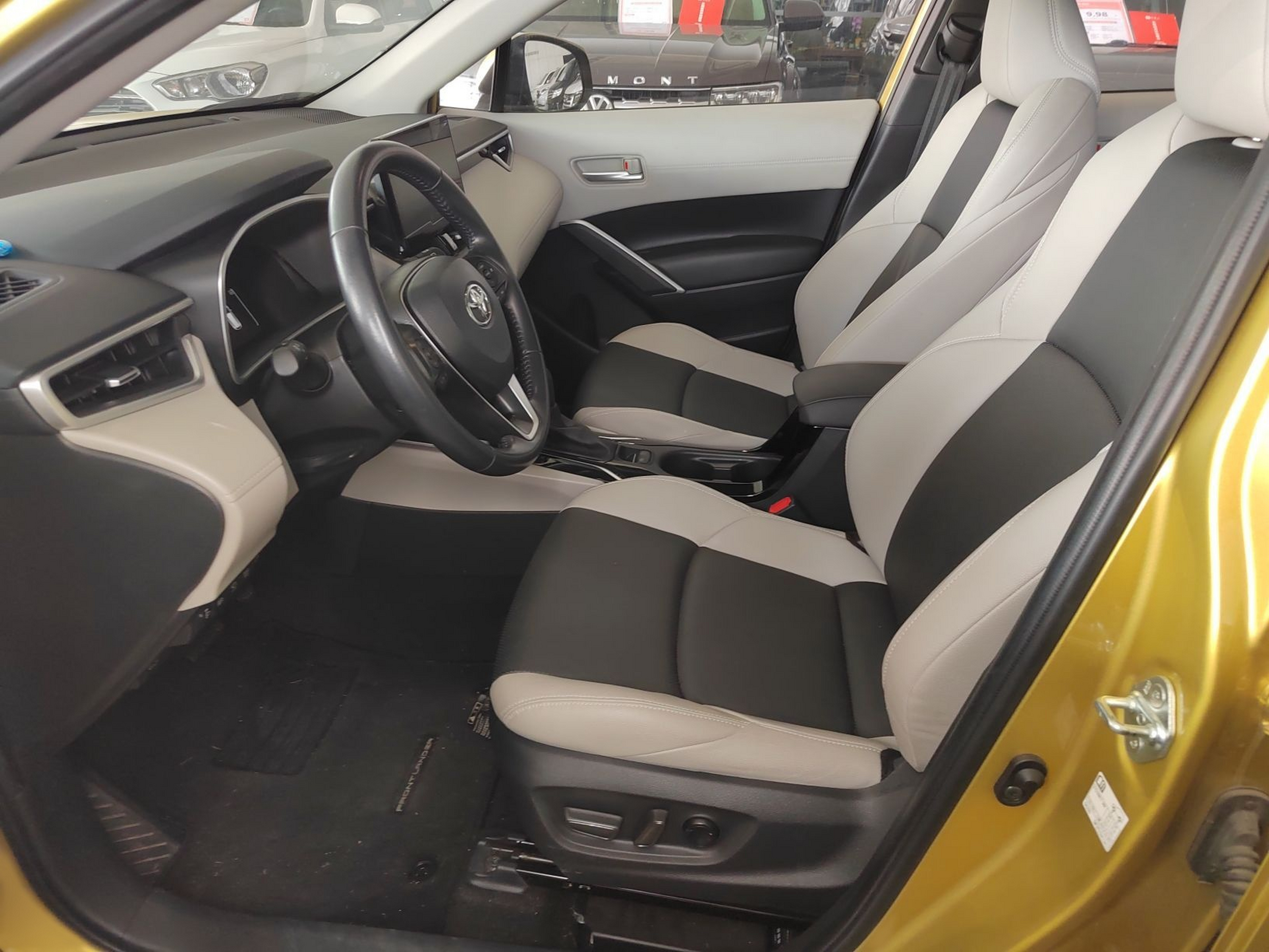 المقاعد الأمامية داخل السيارة