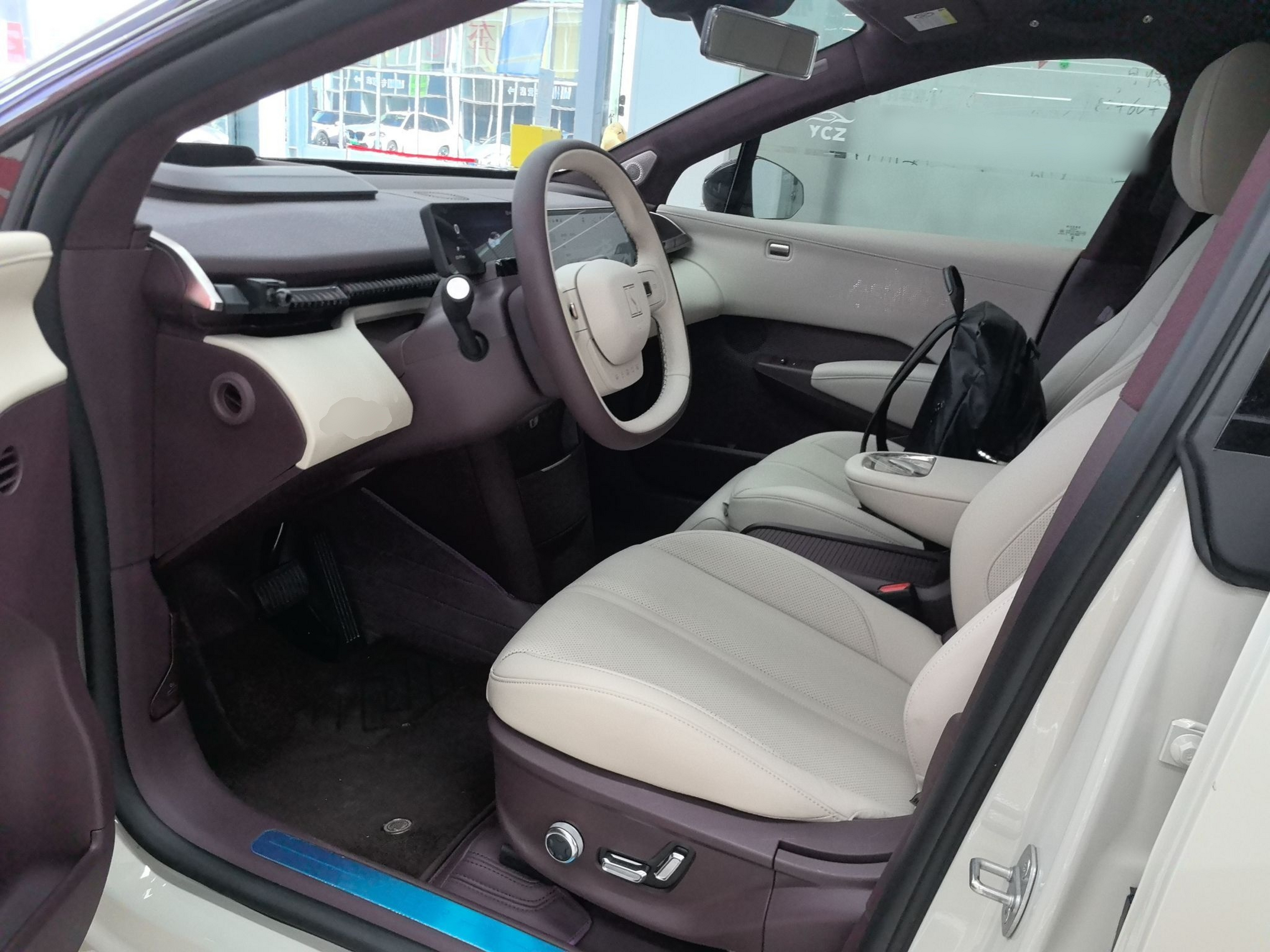 المقاعد الأمامية داخل السيارة