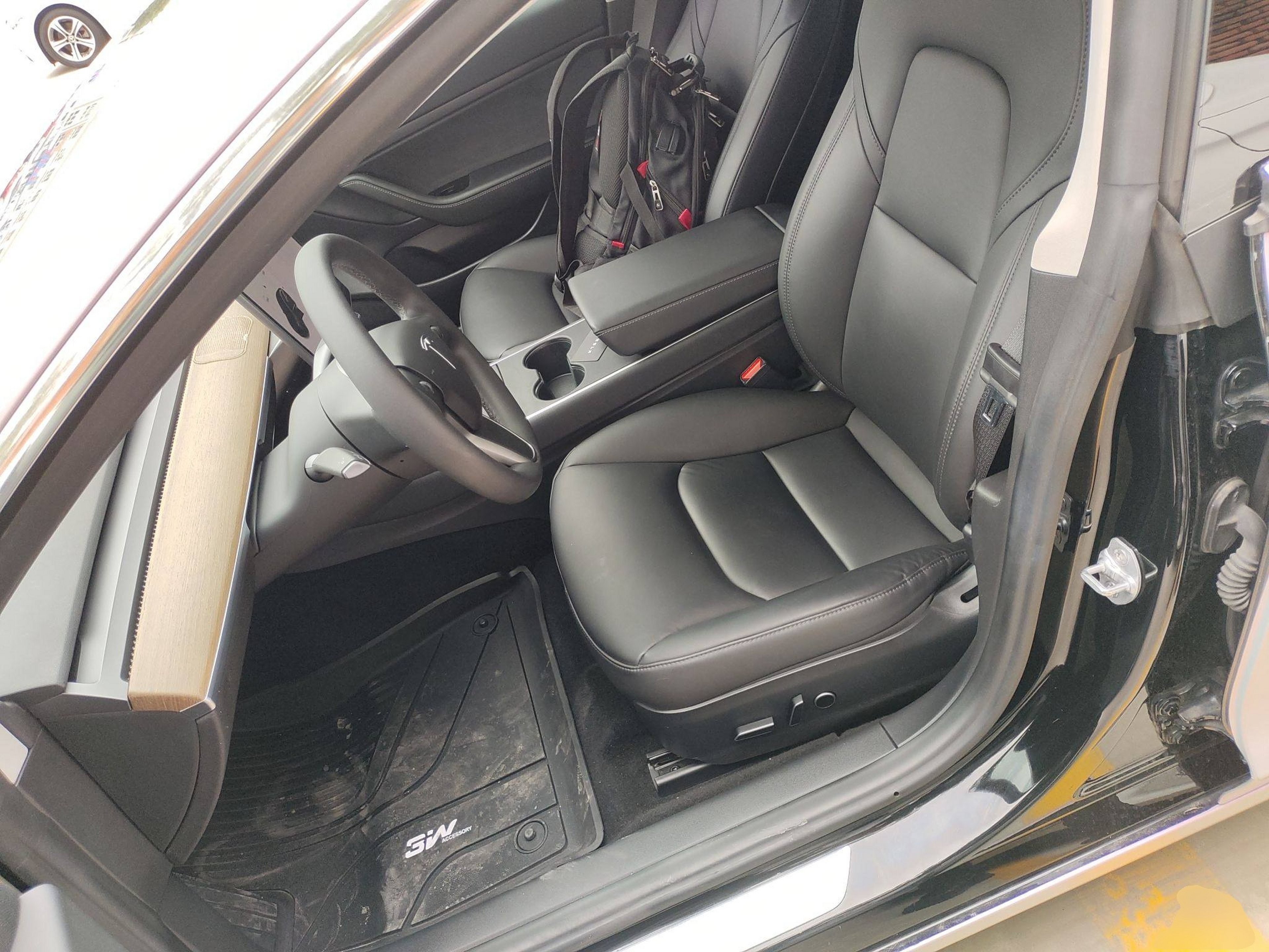 Переднее сиденье в автомобиле