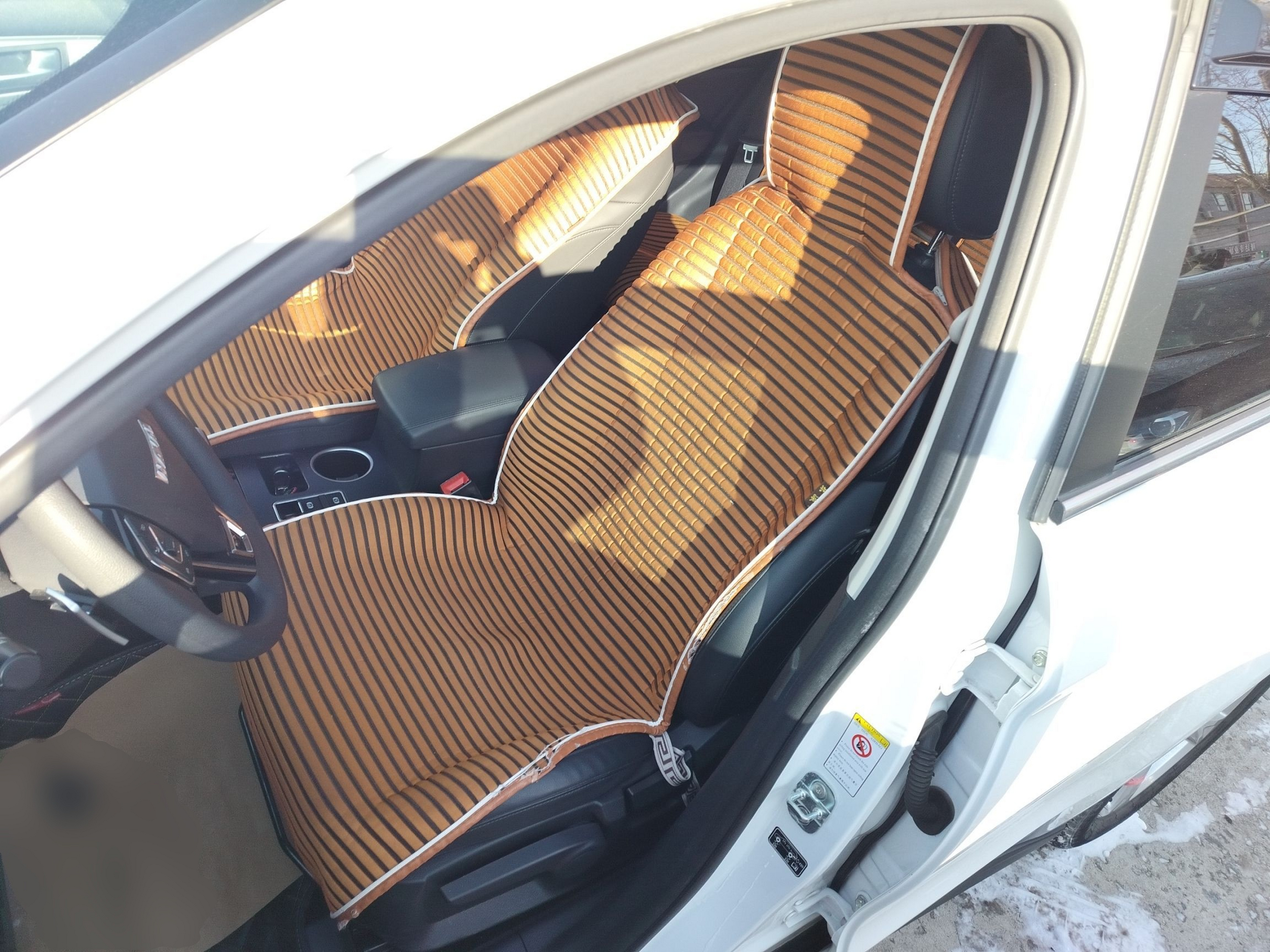 Переднее сиденье в автомобиле