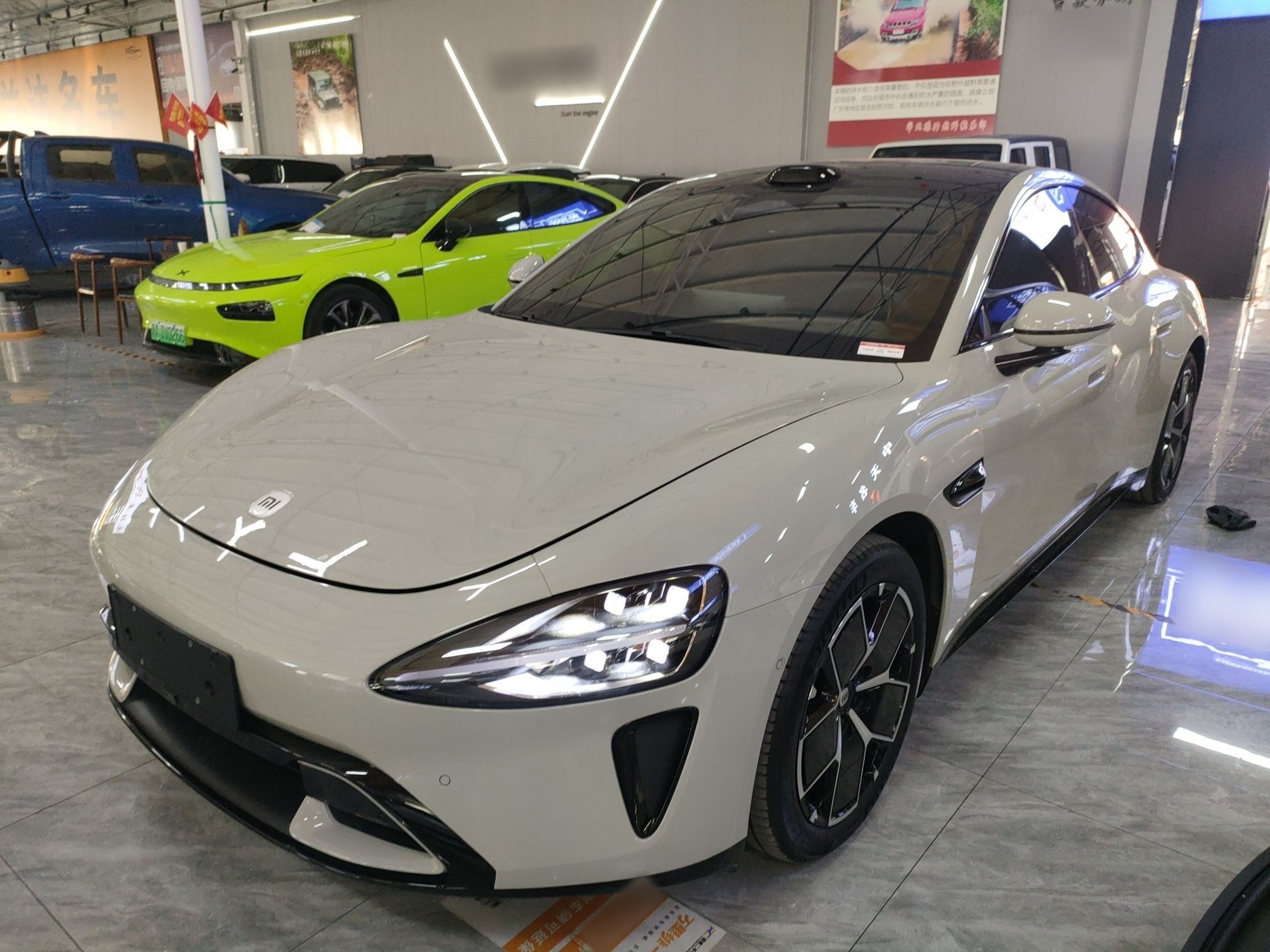 تحت مقدمة السيارة