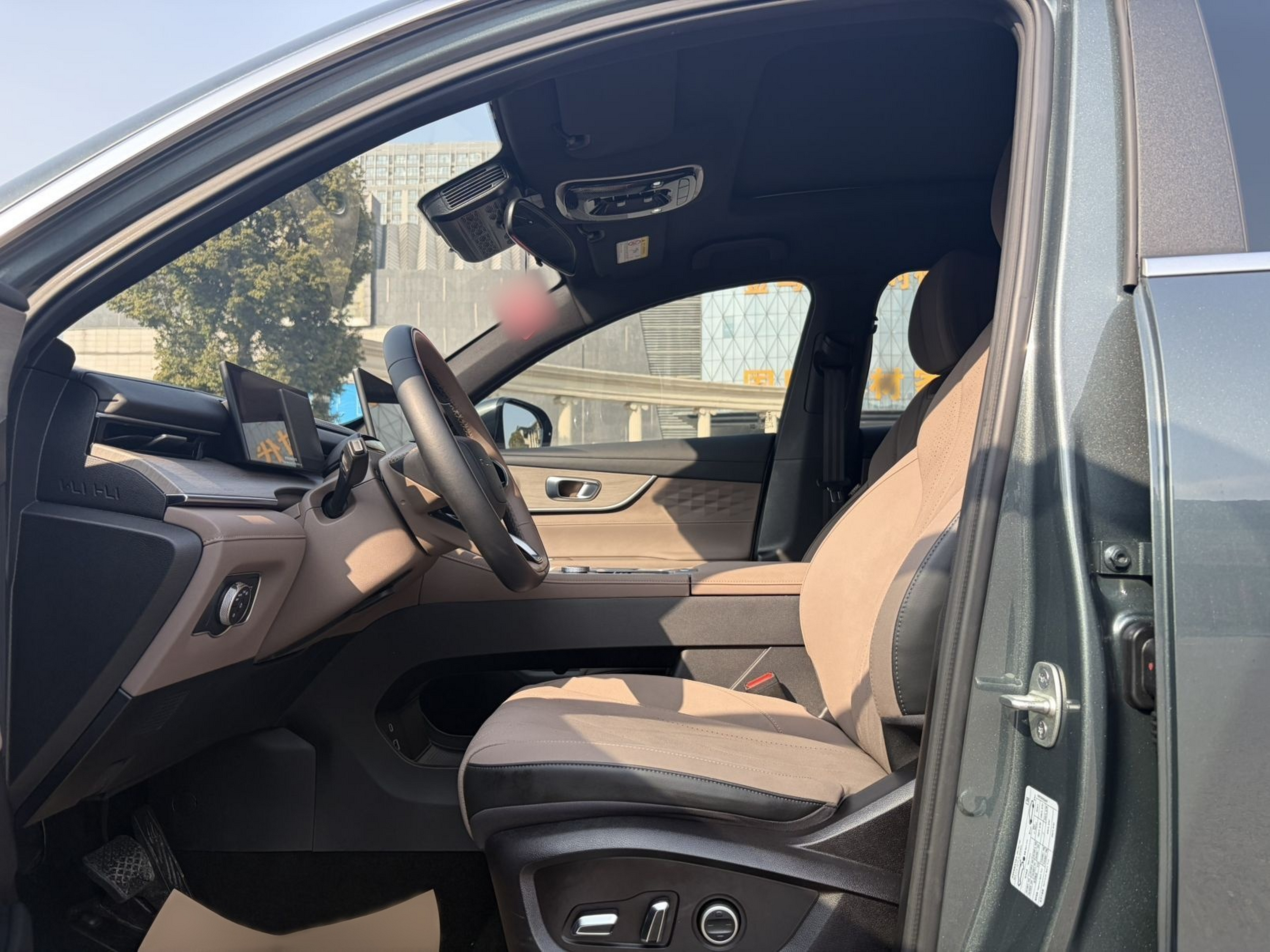 Переднее сиденье в автомобиле