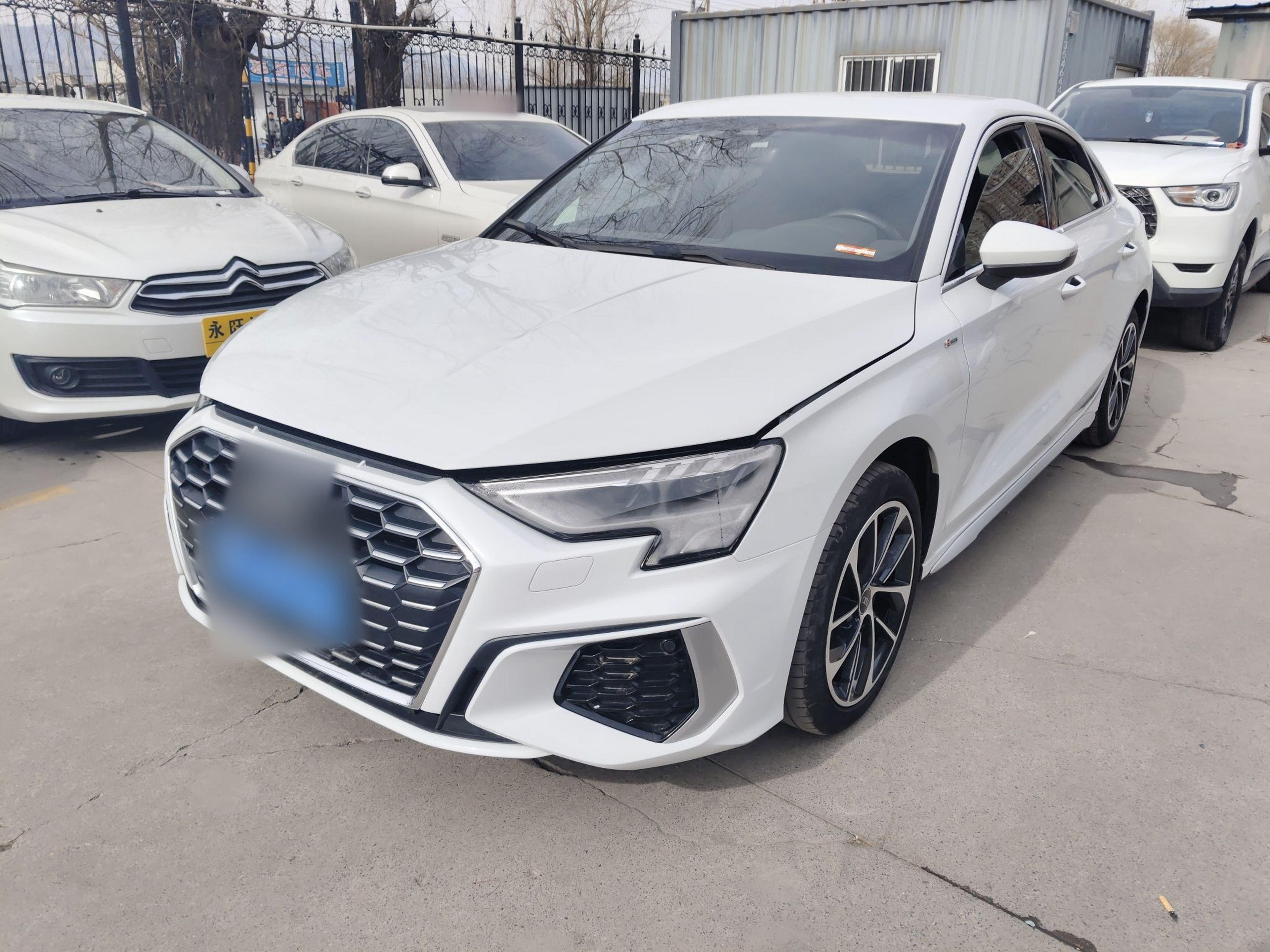 تحت مقدمة السيارة