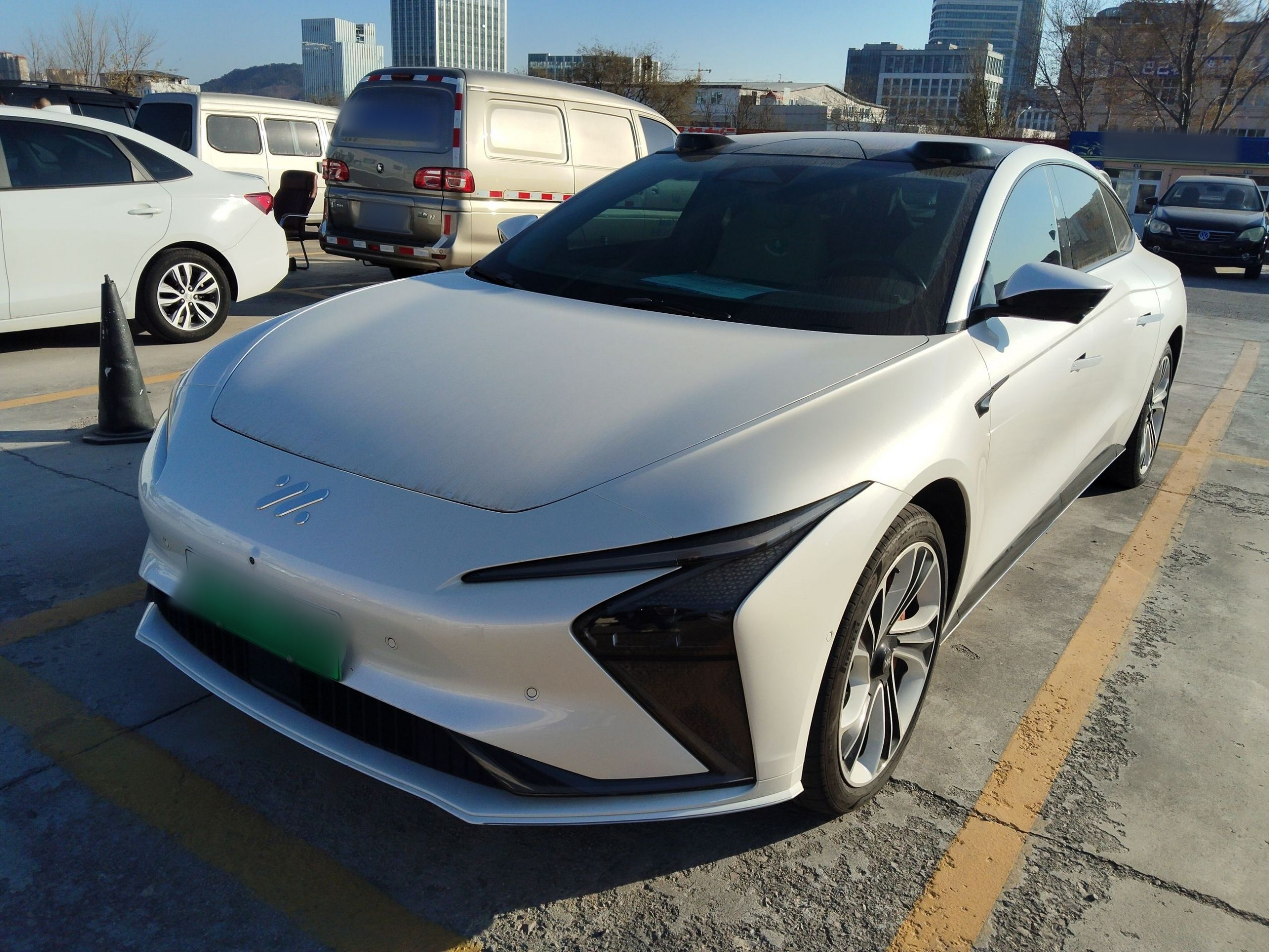 Под передней частью автомобиля