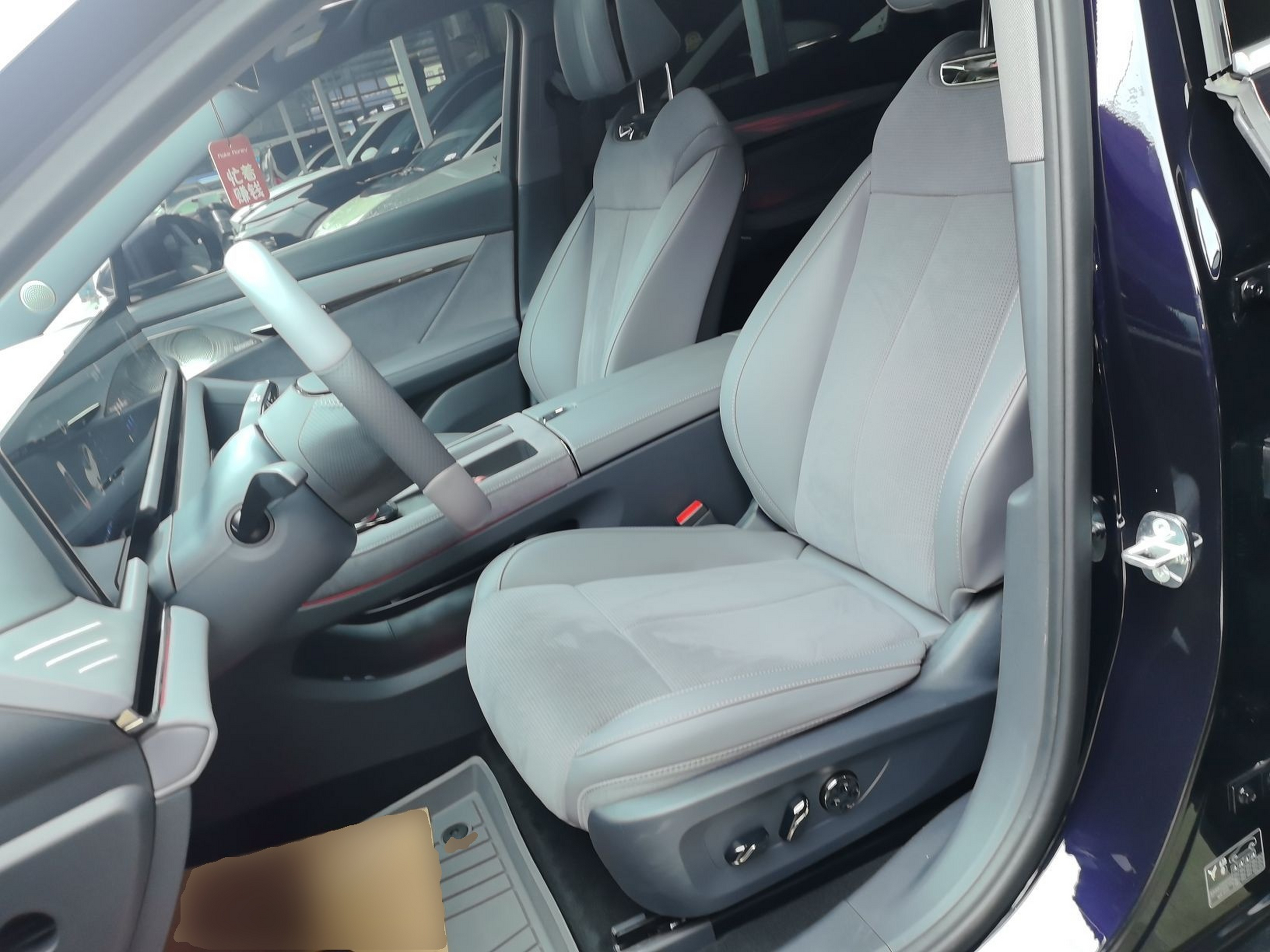 Переднее сиденье в автомобиле