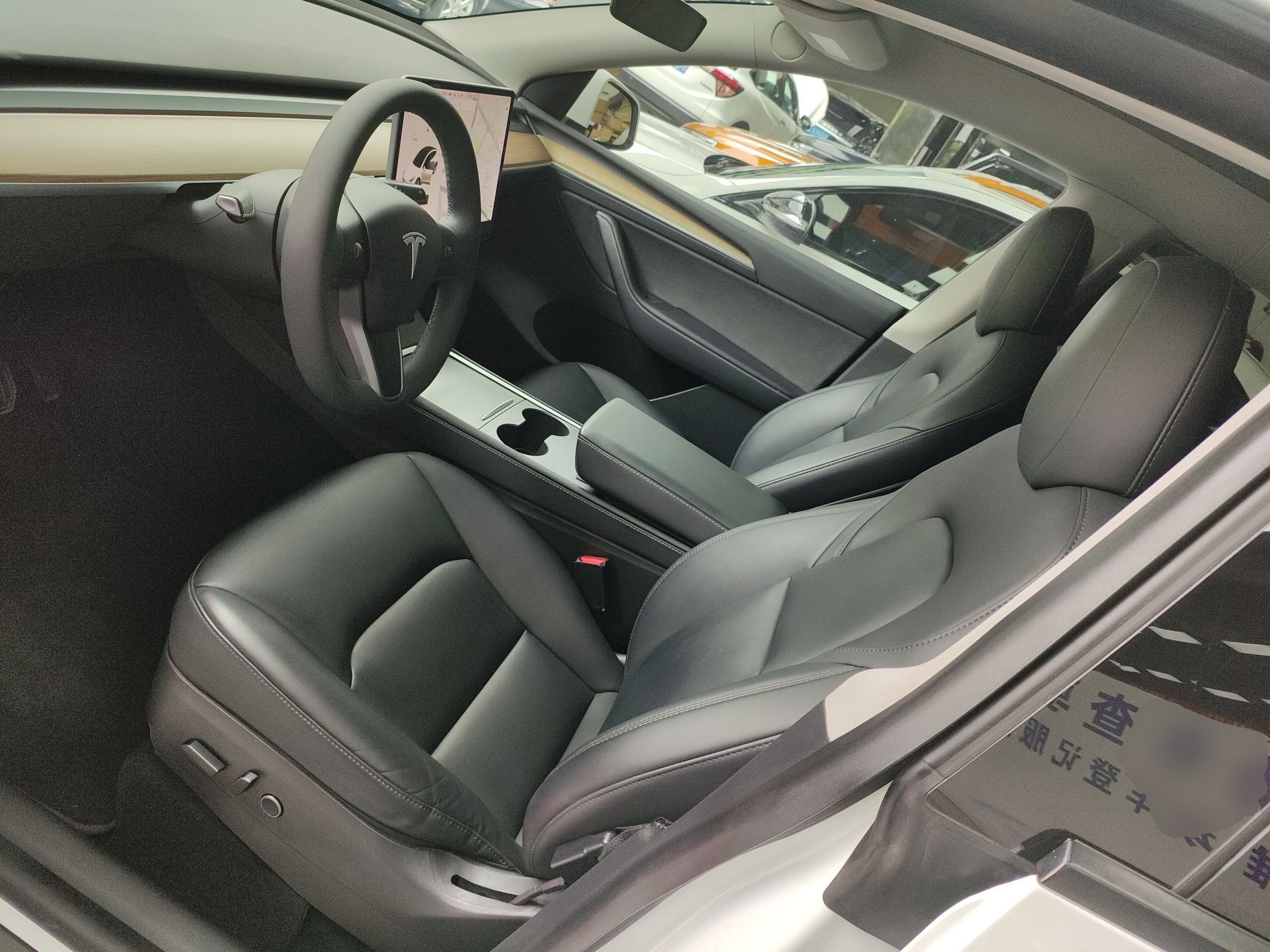 المقاعد الأمامية داخل السيارة