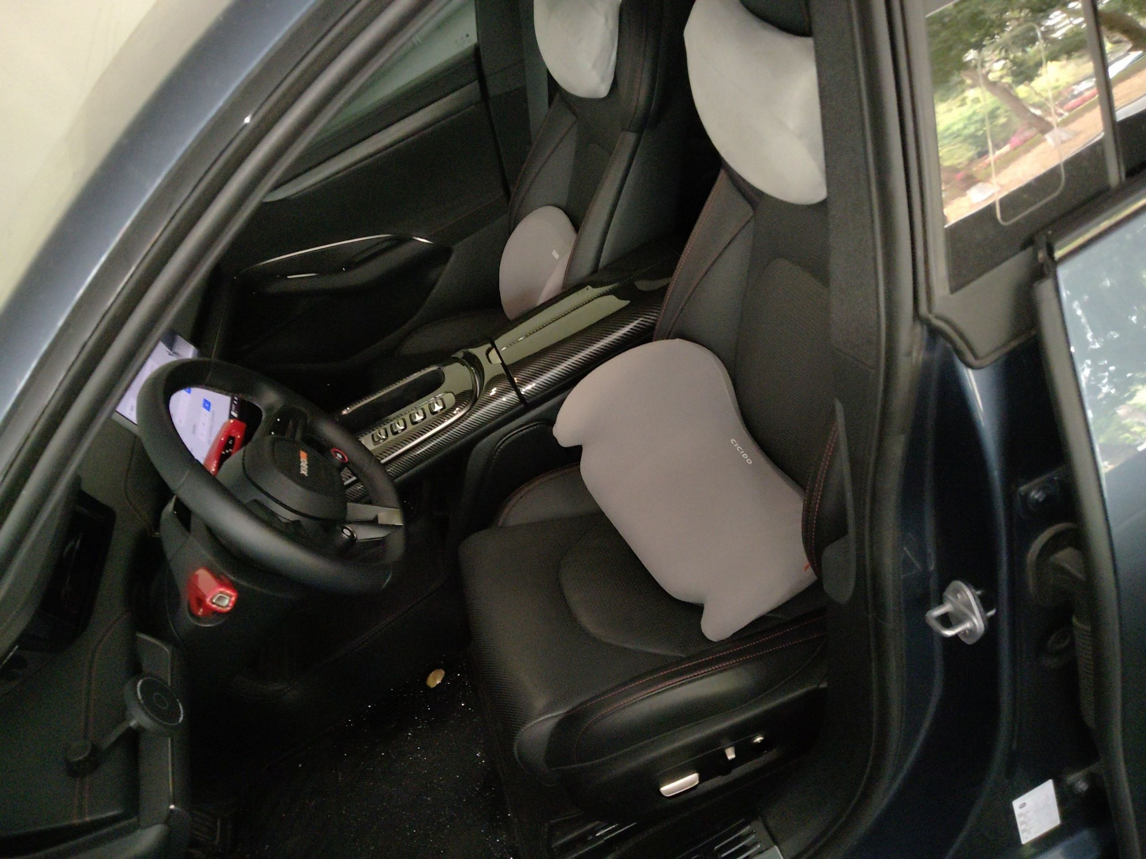 المقاعد الأمامية داخل السيارة