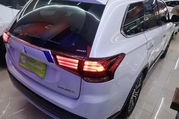 Used Mitsubishi Outlander 2018 2.4L 4x4 Luxury Edition 7-Seater
