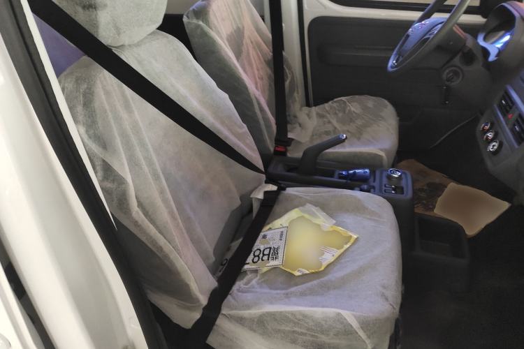 Used Wuling Yangguang 2024 300KM Comfort Version Passenger Van 75kW
