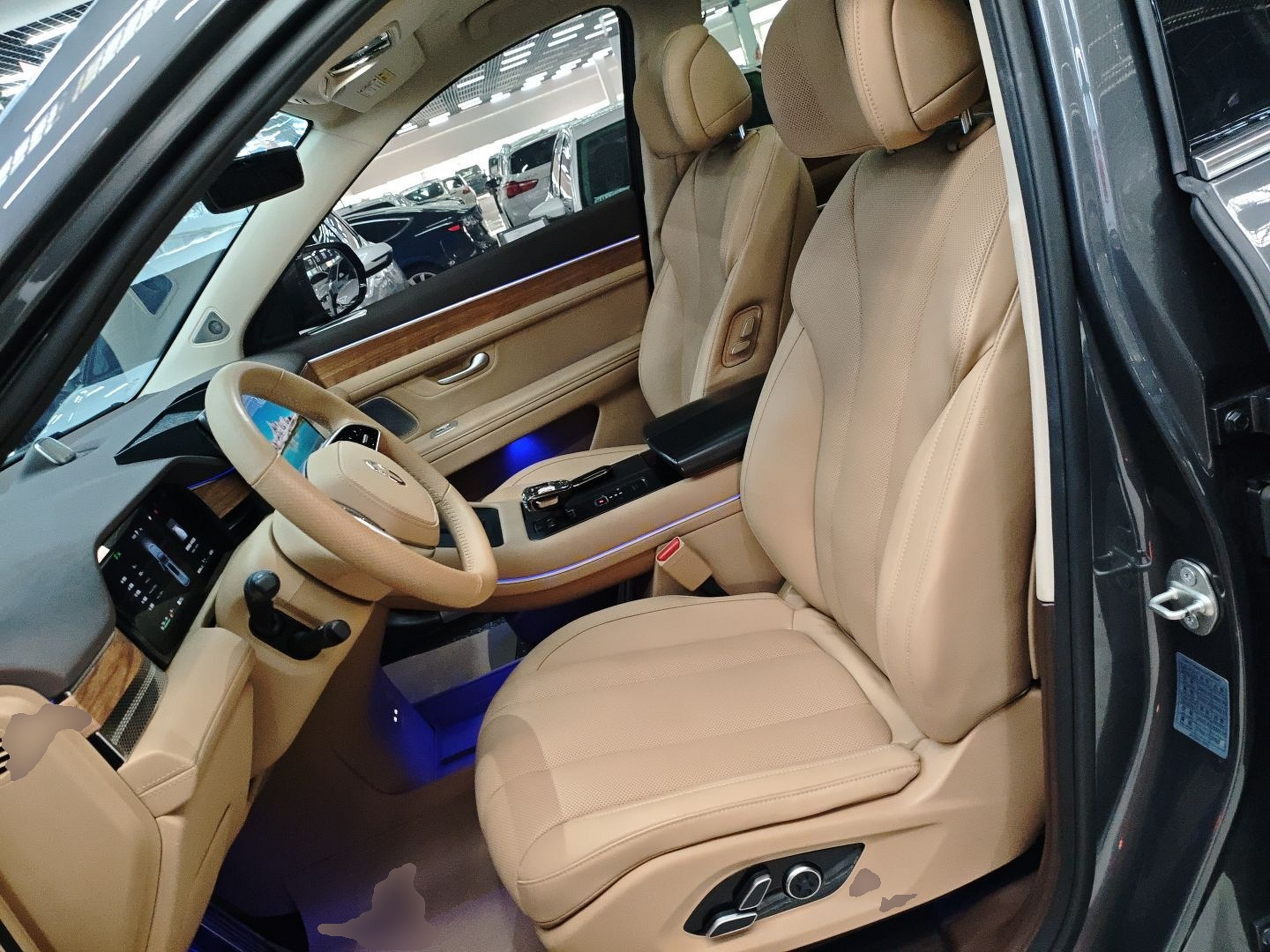 المقاعد الأمامية داخل السيارة