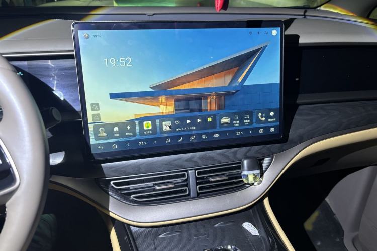 Used Denza D9 2022 DM-i 1040 Prestige Model
